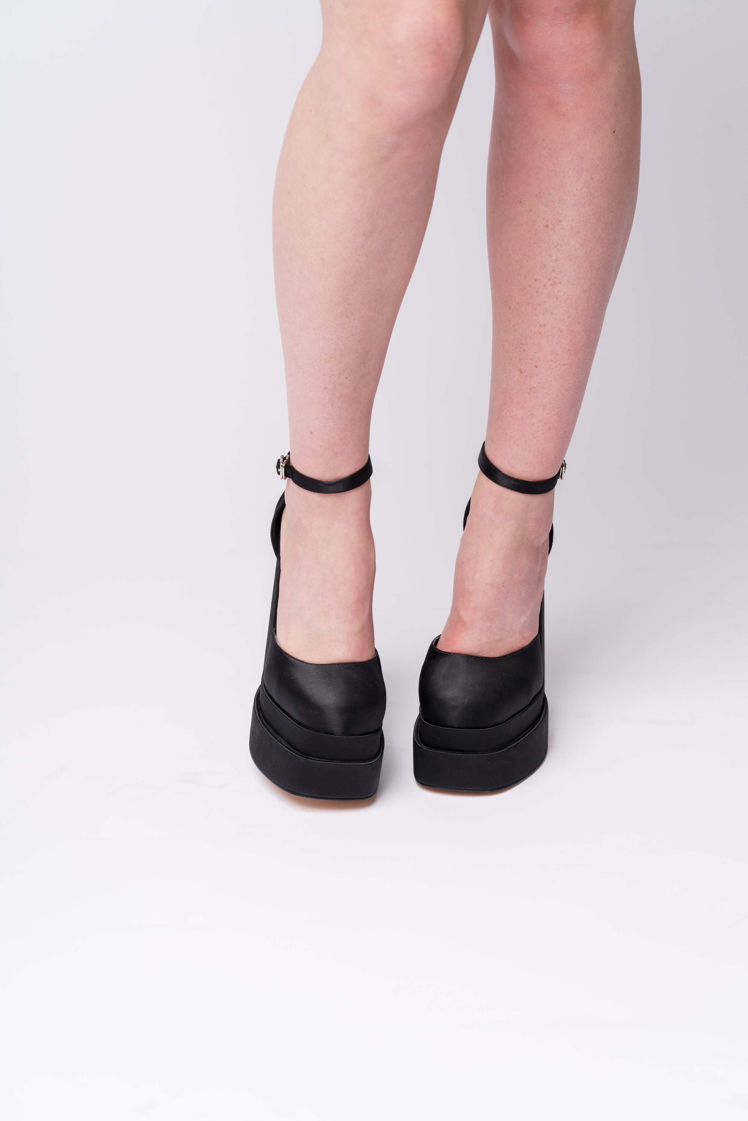 Съемка обуви на модели. Студия коммерческой съемки ХВОЯ