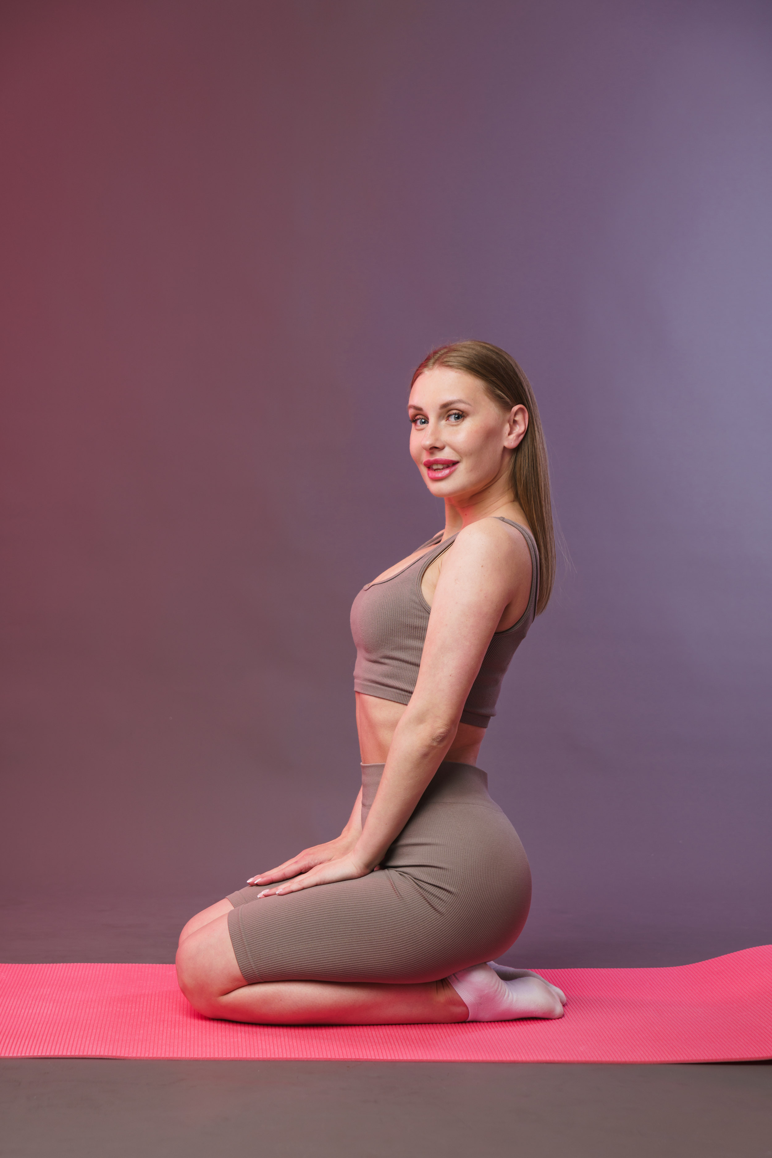 Съемка взрослой одежды на модели сайтов, маркетплейсов, WB, Ozon, Яндекс Маркет и др. Студия коммерческой съемки ХВОЯ