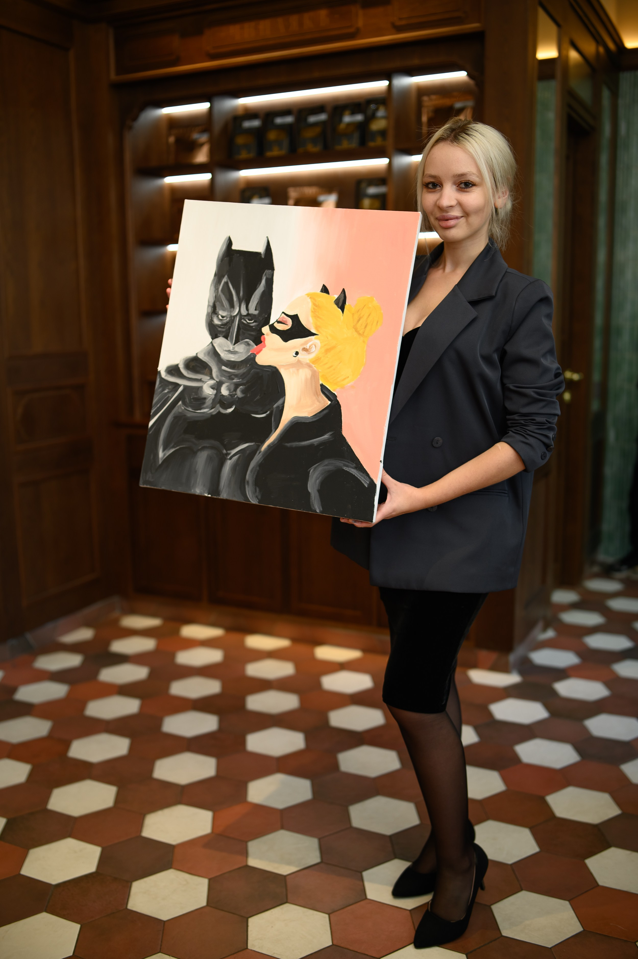 Кадр девушки с картиной, которую она нарисовала в ходе мастер-класса в ресторане