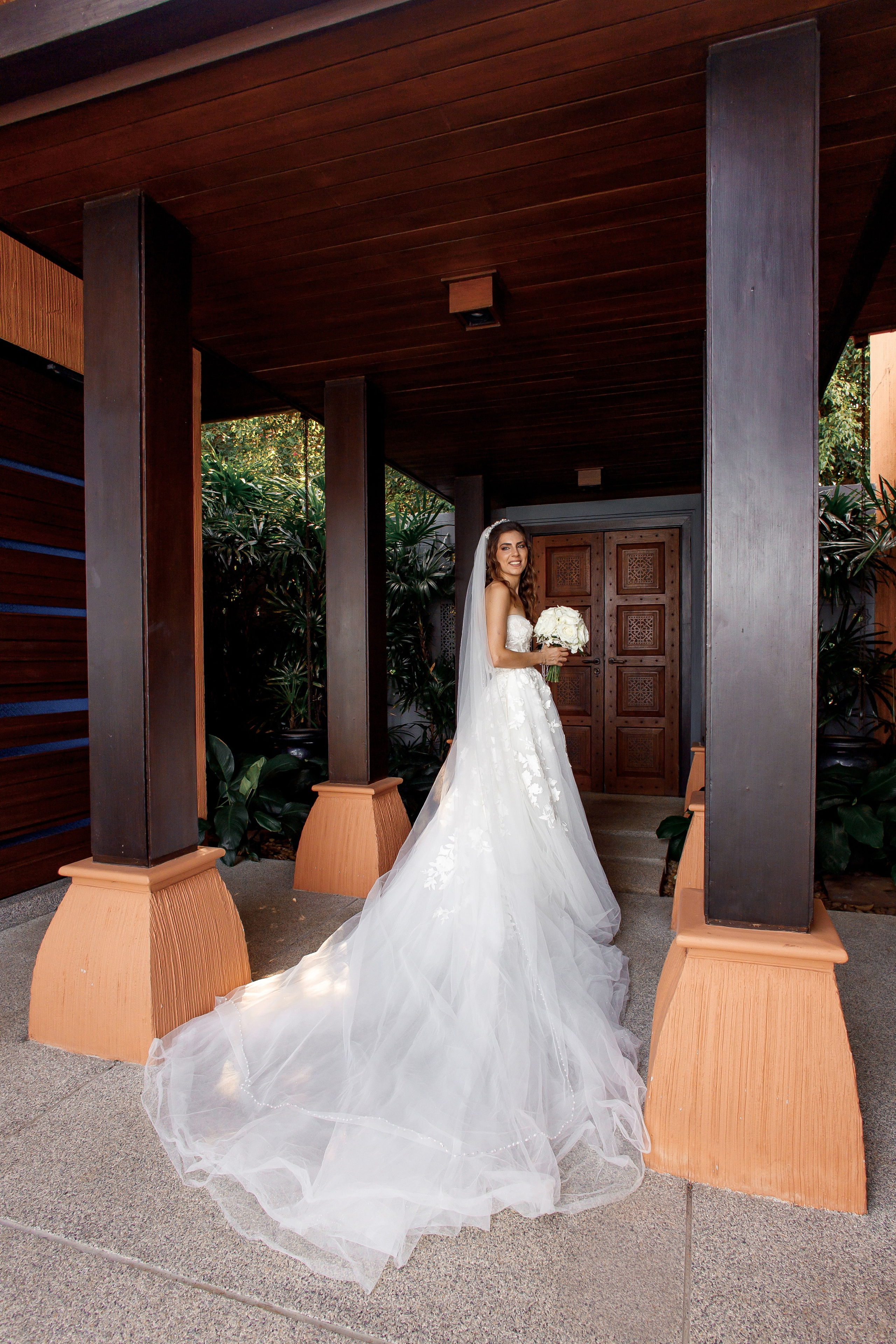невеста в шикарном платье и фатой на лакшери вилле Пхукета
