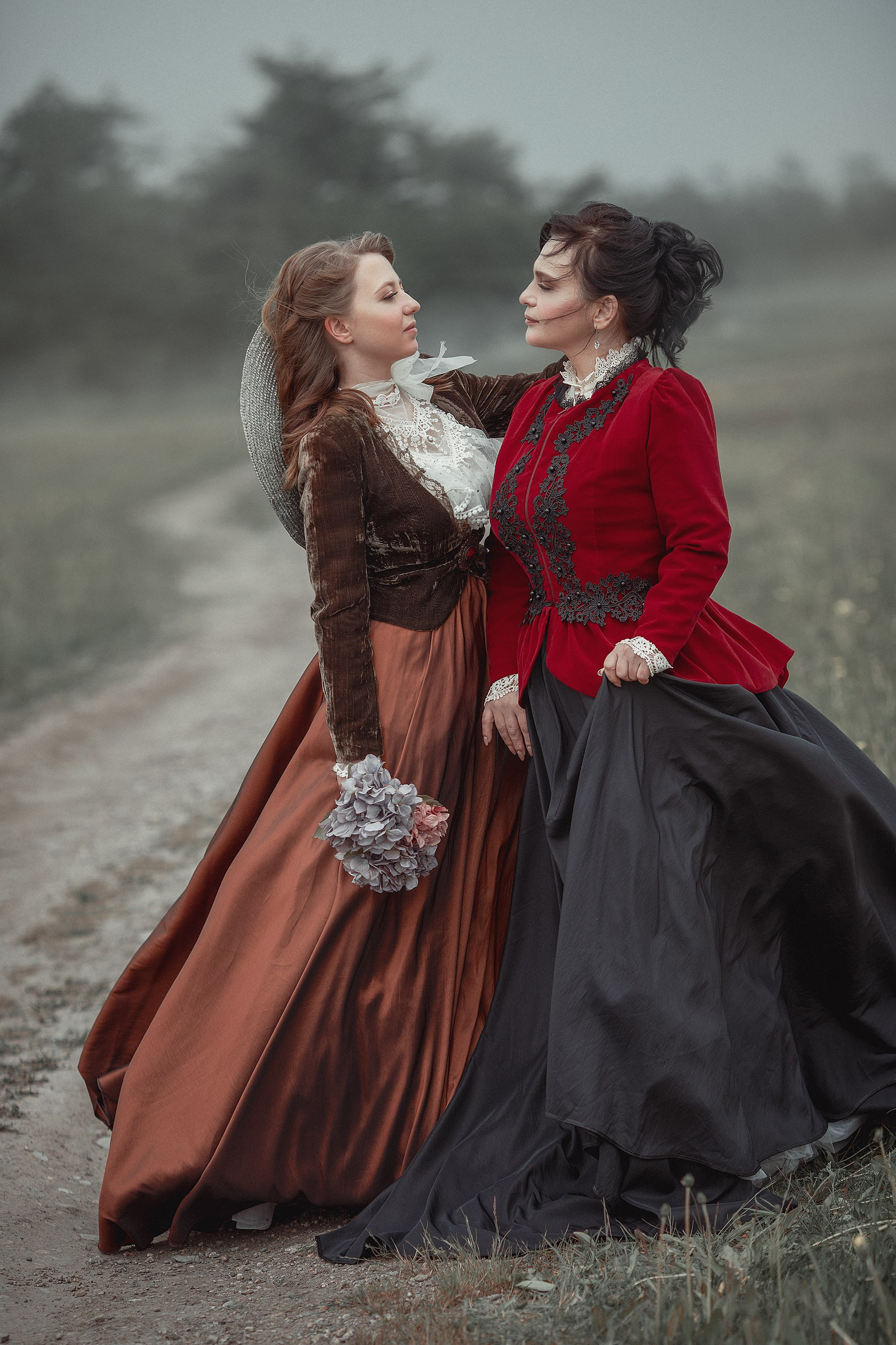 Платья из плотных тканей, тяжелые. Фотограф Алёна Яковлева