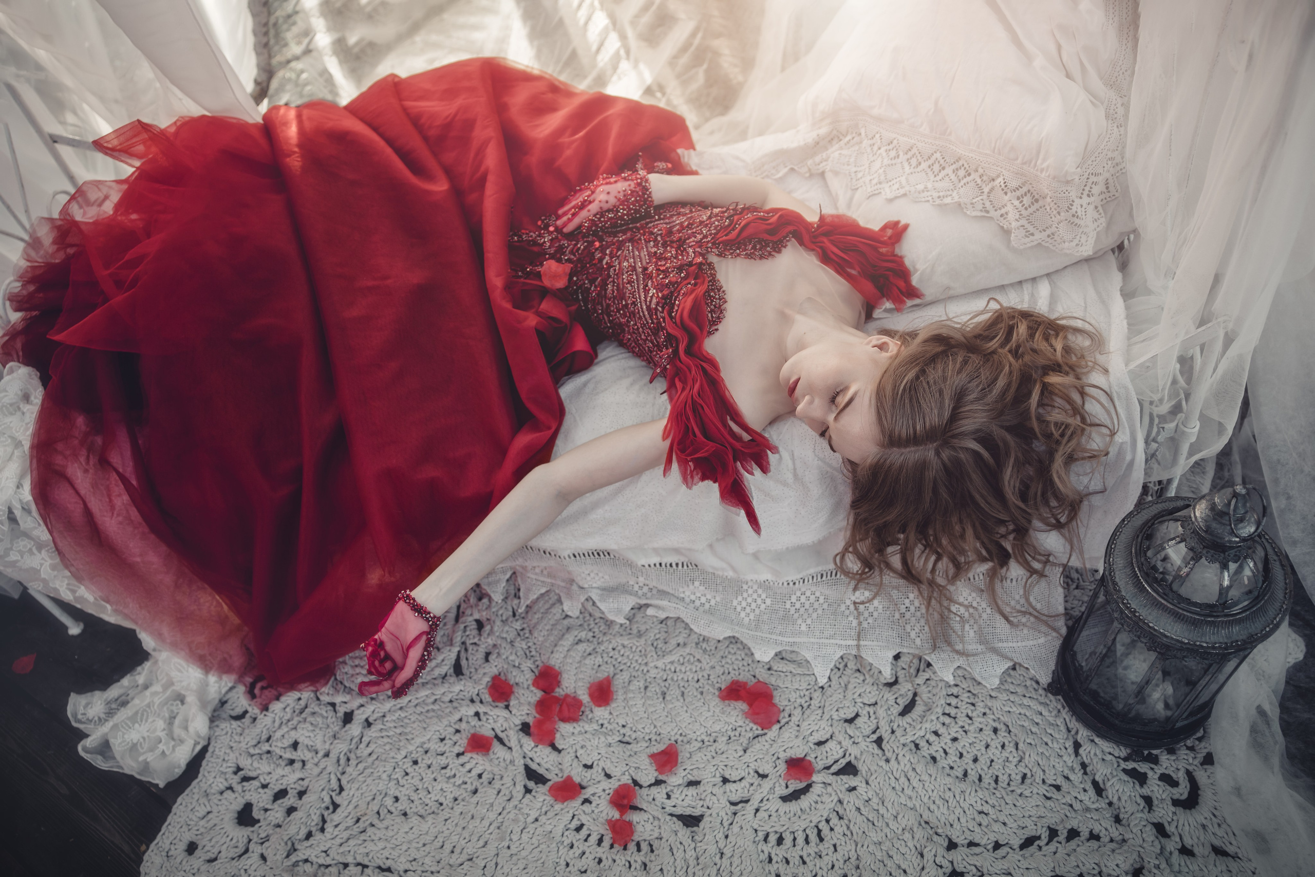Сказочная фотосессия косплей арт красное платье девушка. Фотограф в Москве Мухина Ирина