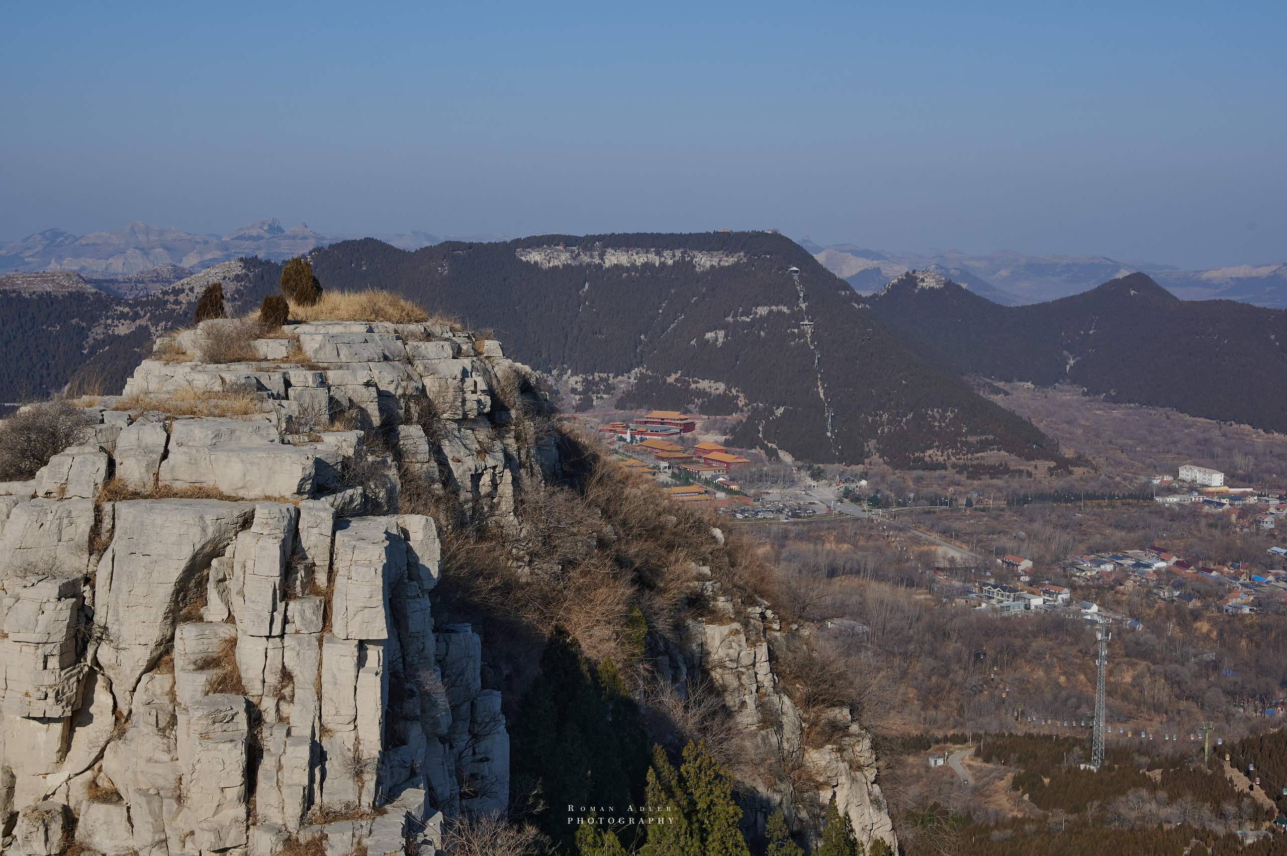 Рассвет на храмовой горе Юнмень. Цинчжоу. Фотограф Роман Адлер