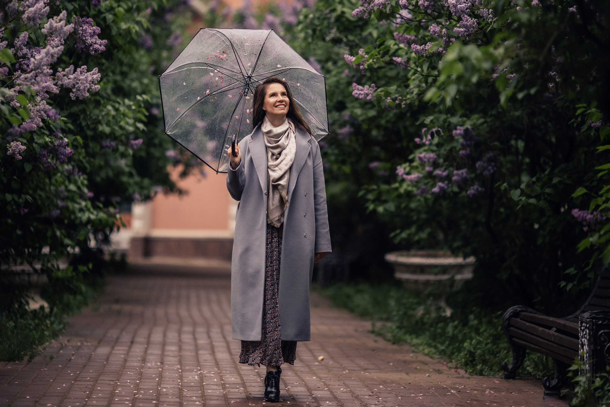 Дождливый яблоневый сад с Лизой. Фотограф в Москве Наталья Спиридонова