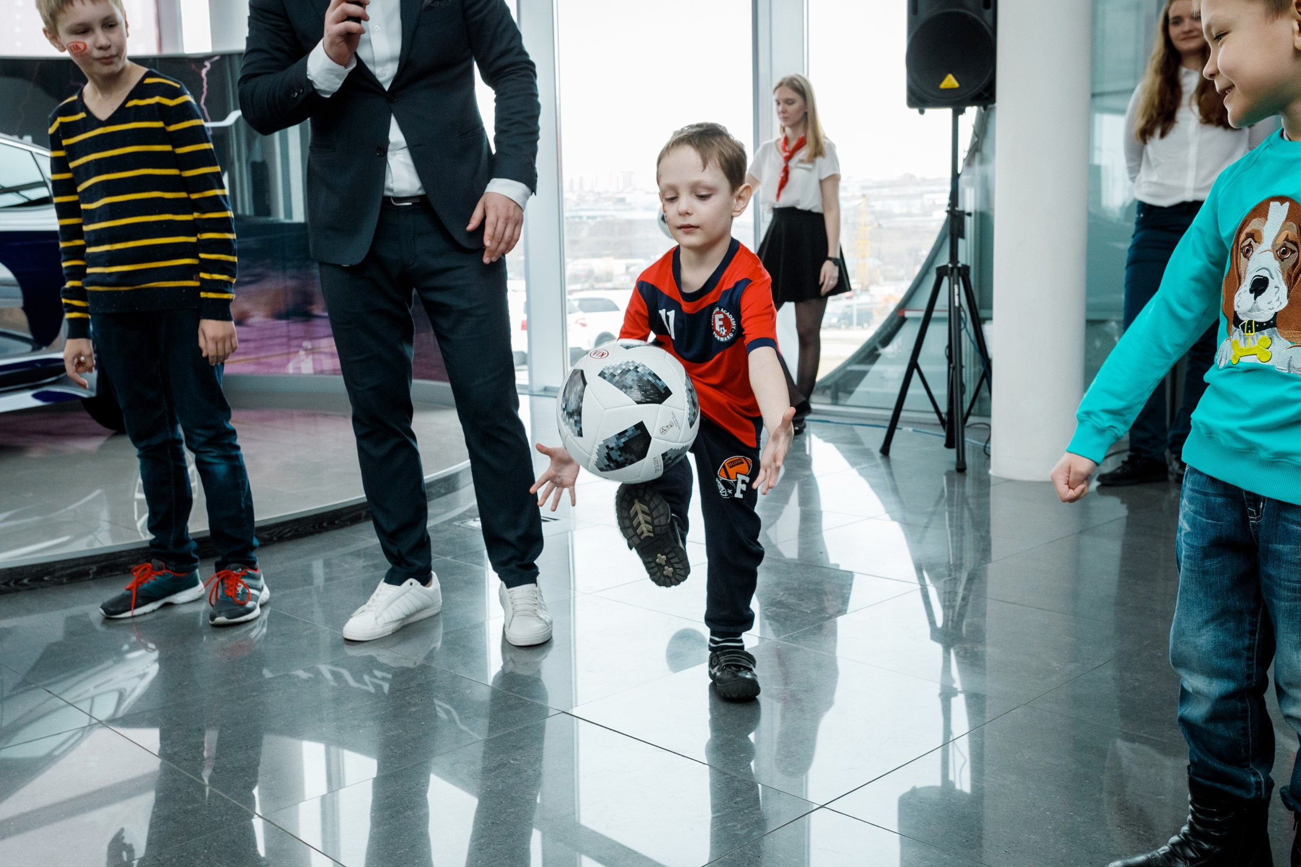 Розыгрыш билетов на ЧМ по футболу FIFA @ Киа Центр. Репортажный фотограф Максим Полянский. Москва, Санкт-Петербург, Красноярск