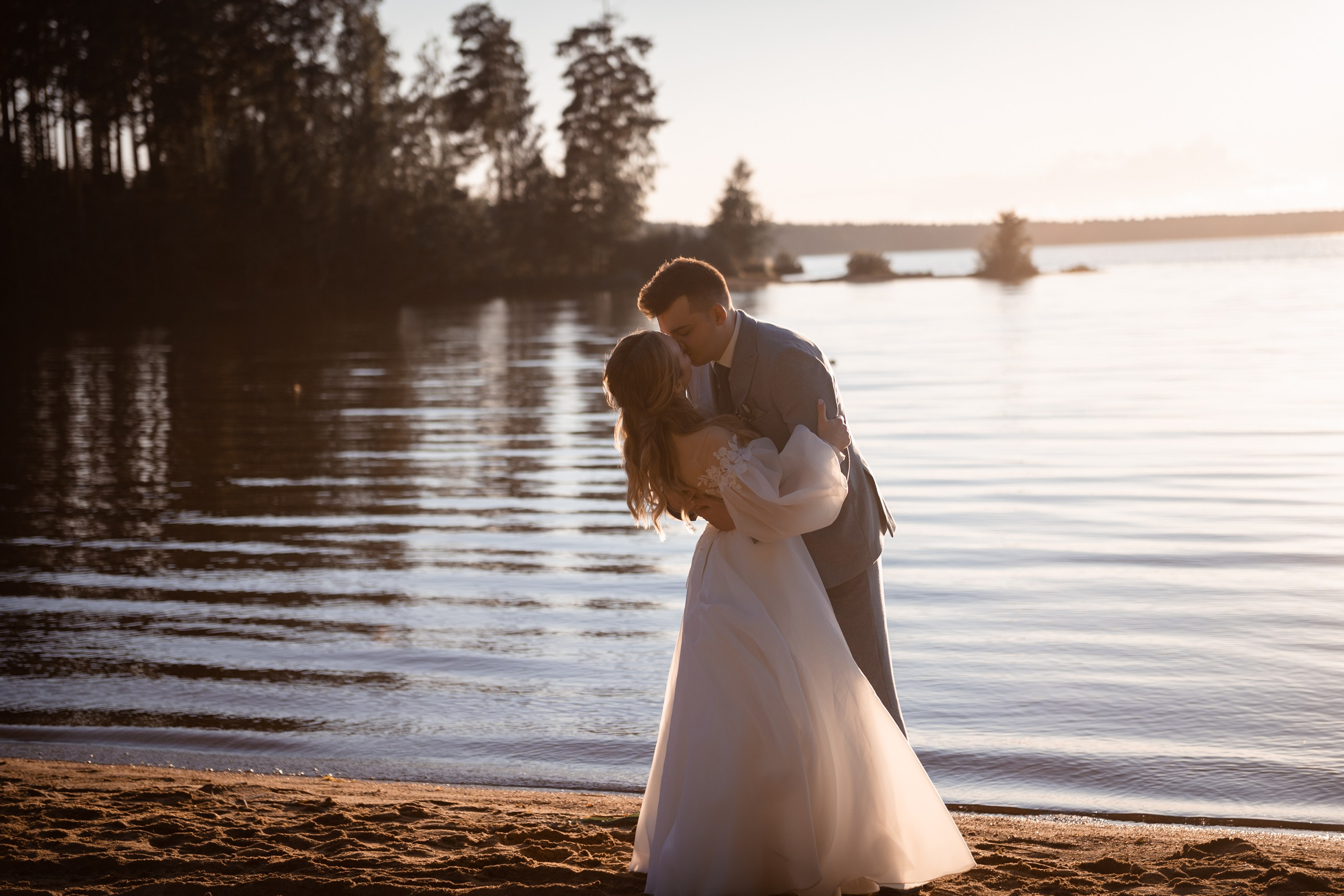 Весь день под дождем, вечером закат на озере. Свадебный и семейный фотограф София Невская