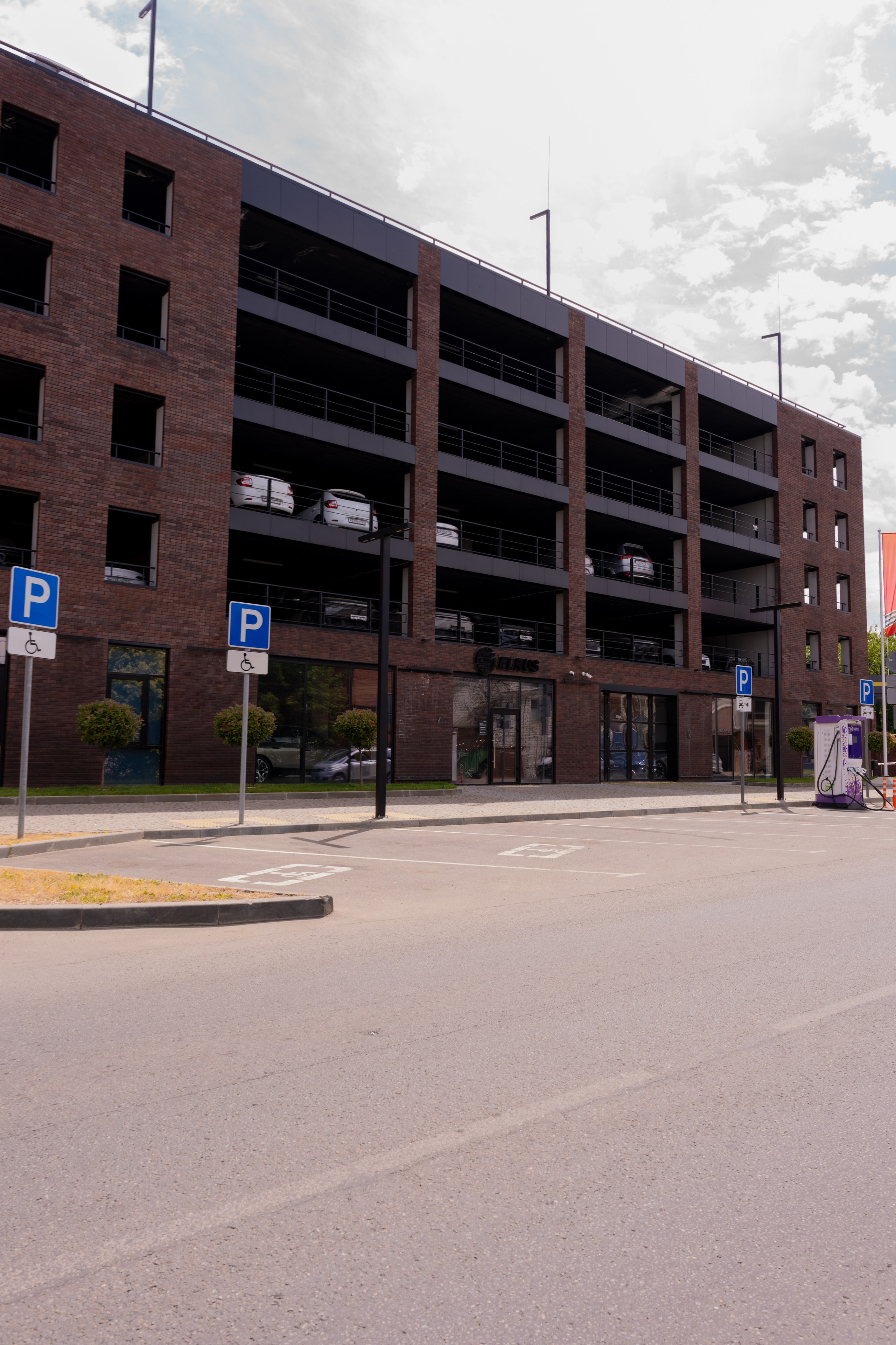 Интерьерная фотосъемка автосалона Elrus в Краснодаре. Zeekr, LiXiang Профессиональная фотосъемка интерьера премиум-автосалона в Краснодаре. Шедевры для Вас! Фотограф и Видеограф в Краснодаре Пахиев Руслан