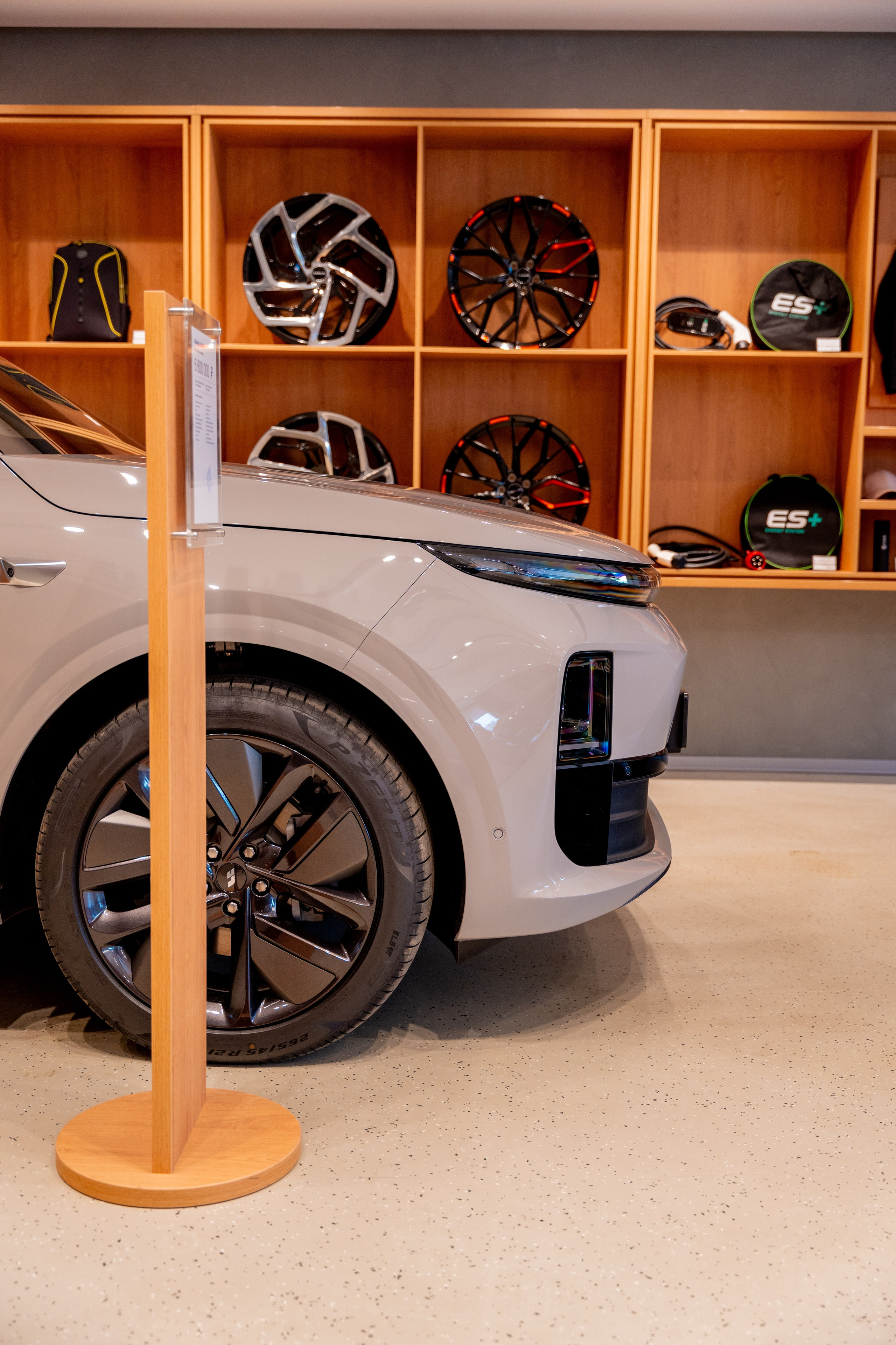 Интерьерная фотосъемка автосалона Elrus в Краснодаре. Zeekr, LiXiang Профессиональная фотосъемка интерьера премиум-автосалона в Краснодаре. Шедевры для Вас! Фотограф и Видеограф в Краснодаре Пахиев Руслан