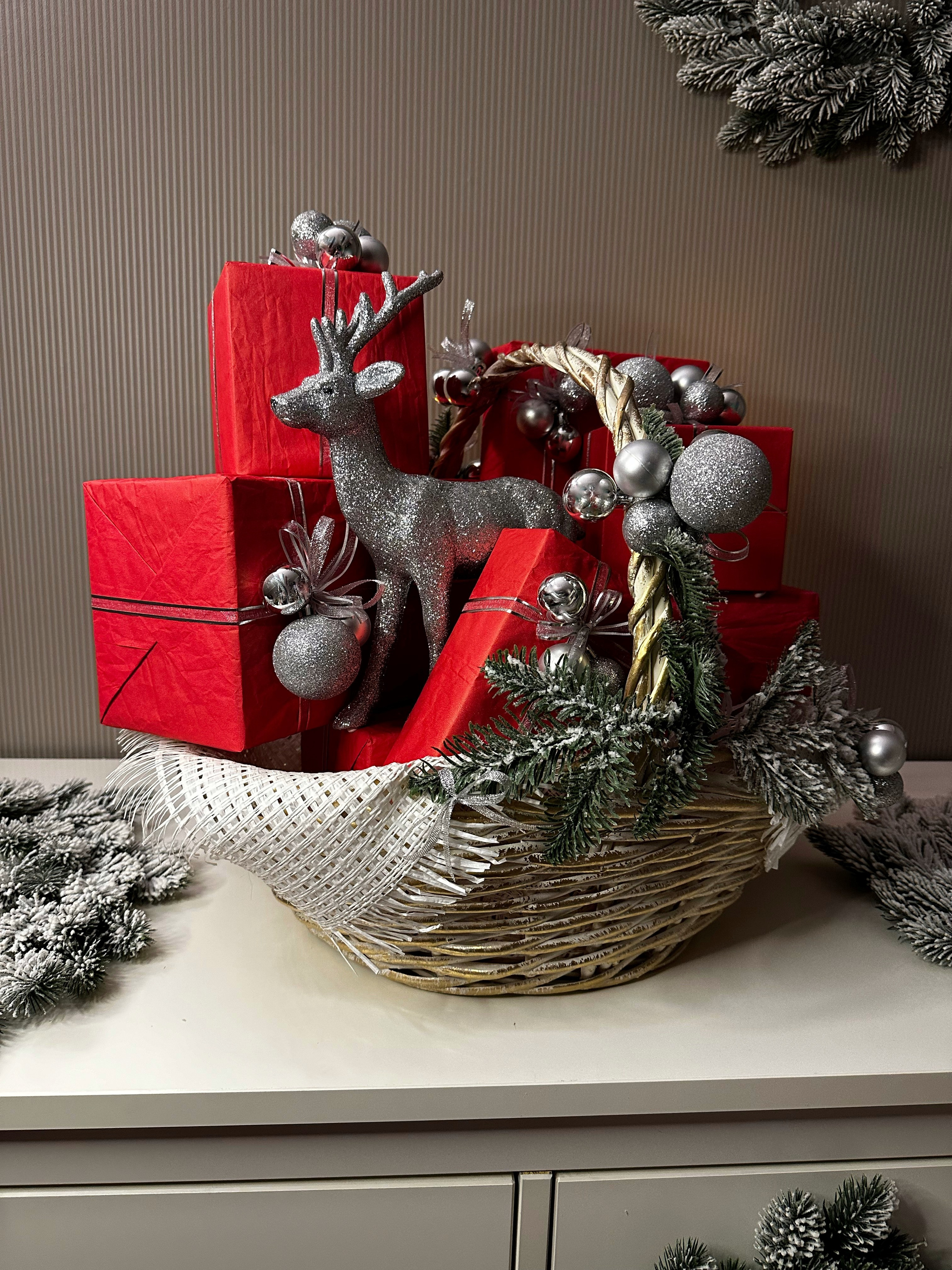 Новогодняя корзина. Студия подарочных наборов «Владия»