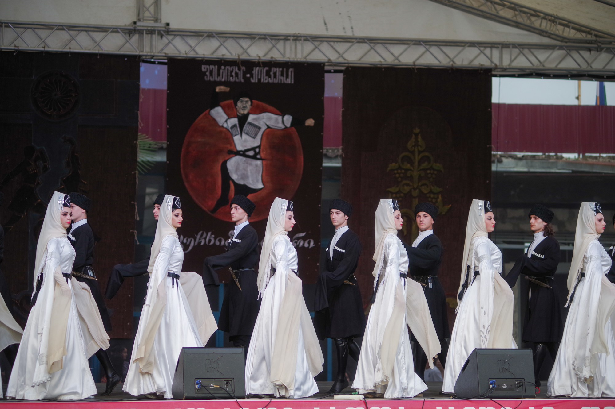 Грузинский танец. Портретный фотограф Денис Милютин