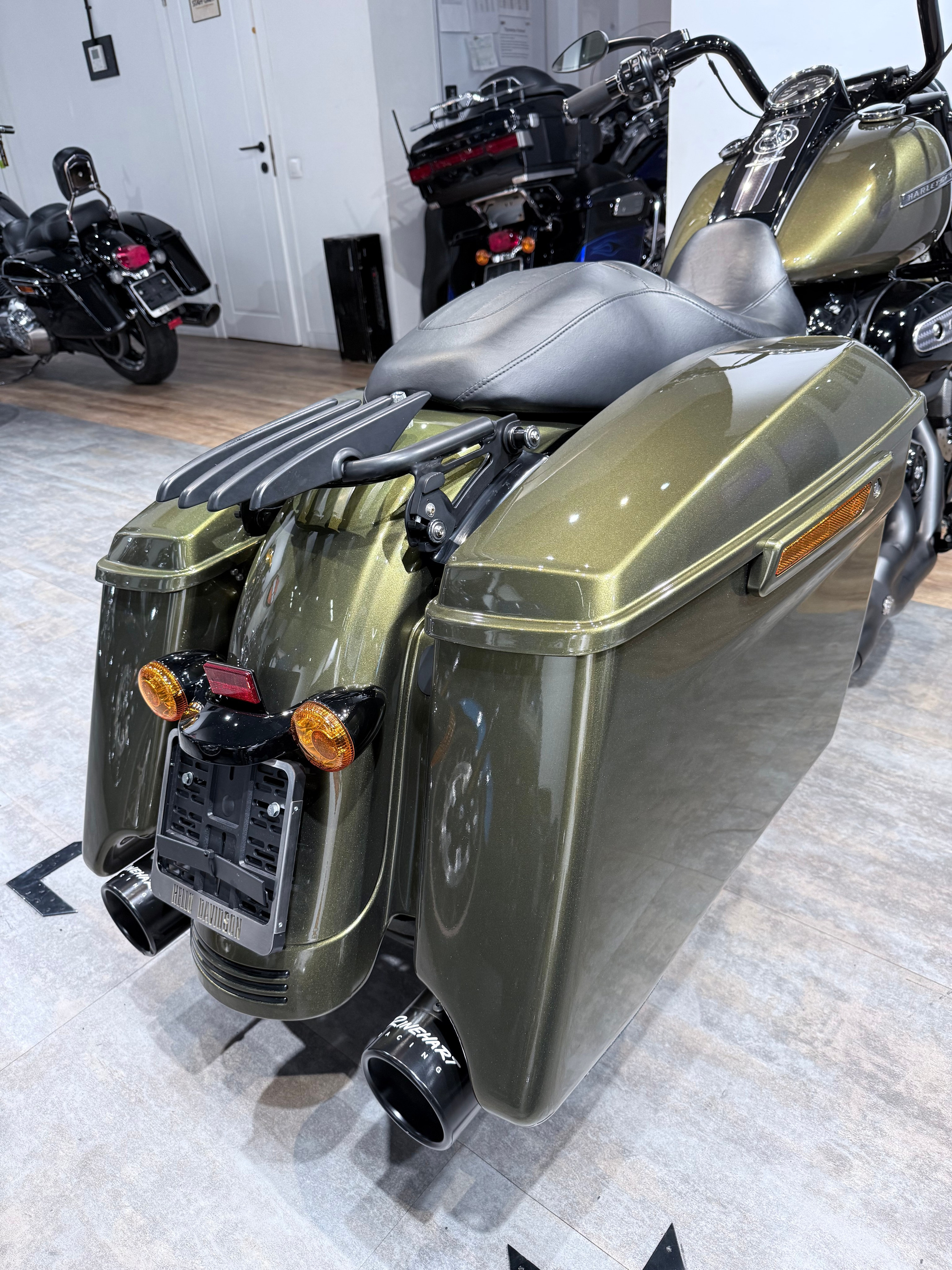 Купить Harley-Davidson 2017 Road King (Olive Gold) (Touring) — подробнее на сайте. Hello Davidson, Москва. Только хорошие мотоциклы…