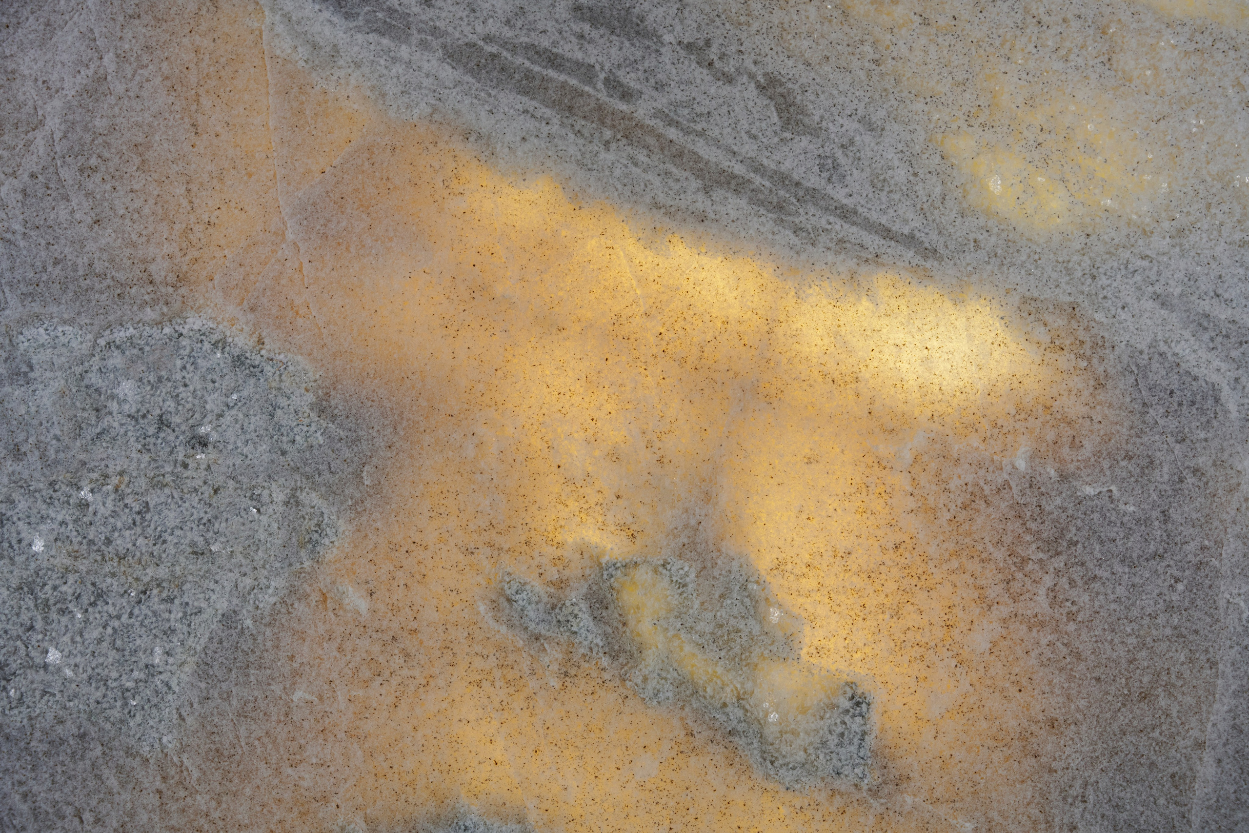 Камень с тёплыми прожилками, текстура поверхности крупно