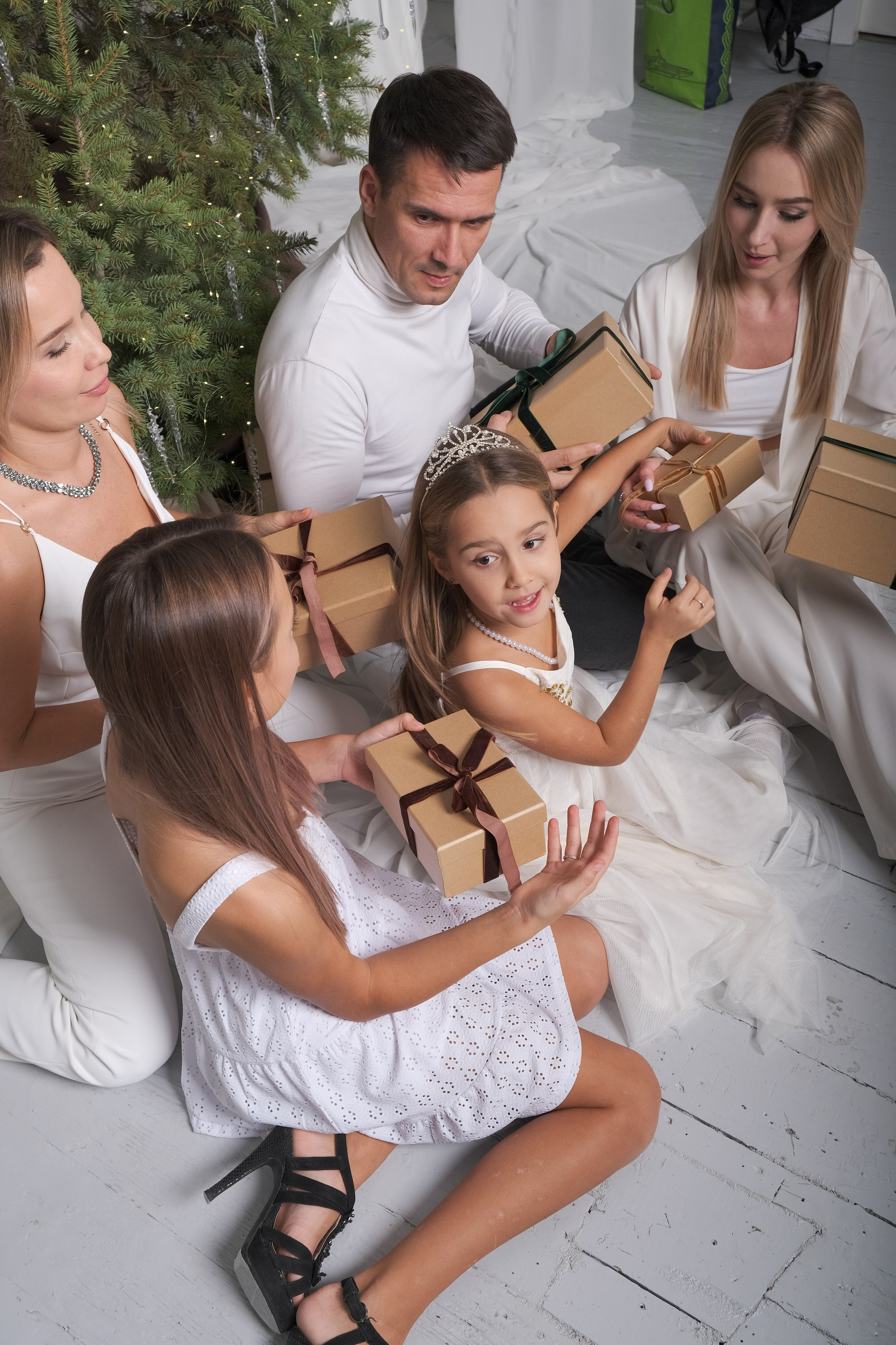 Новый год, фотосессия в студии. Профессиональная фотосъемка в Крыму. Натуральные эмоции и живые кадры. Забронируйте дату прямо сейчас!