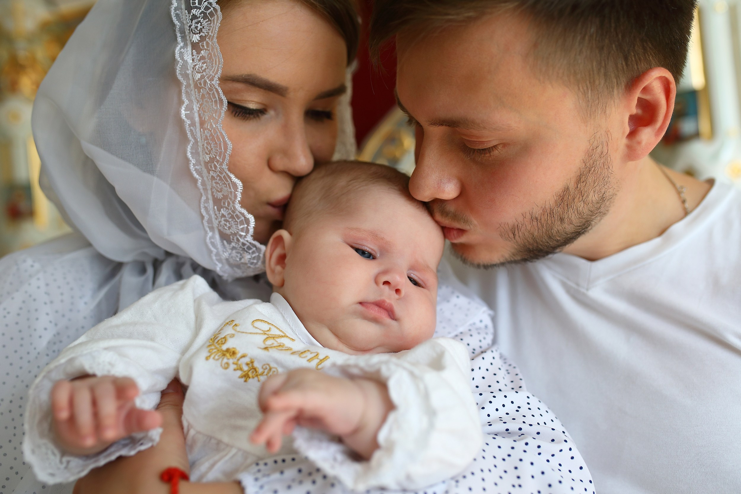 фотосессия крещение в храме мама и папа