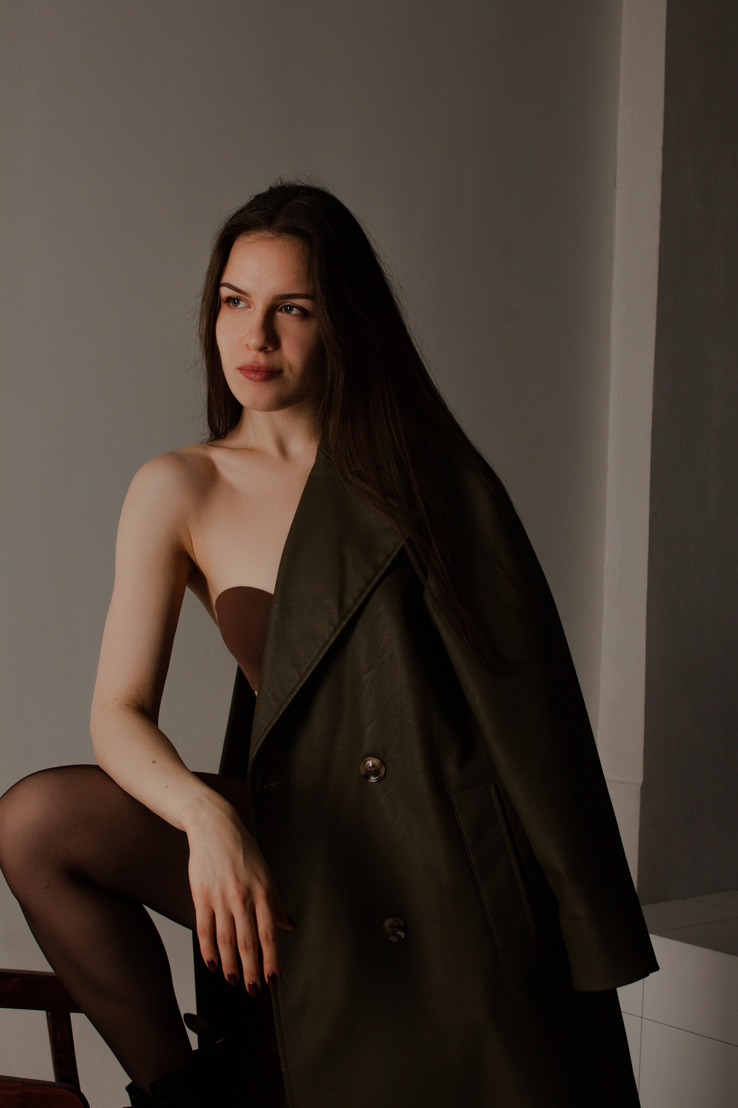 Стильная томная фотосессия в студии в зеленых цветах в тренче. Фотограф Наталья Воронина Москва