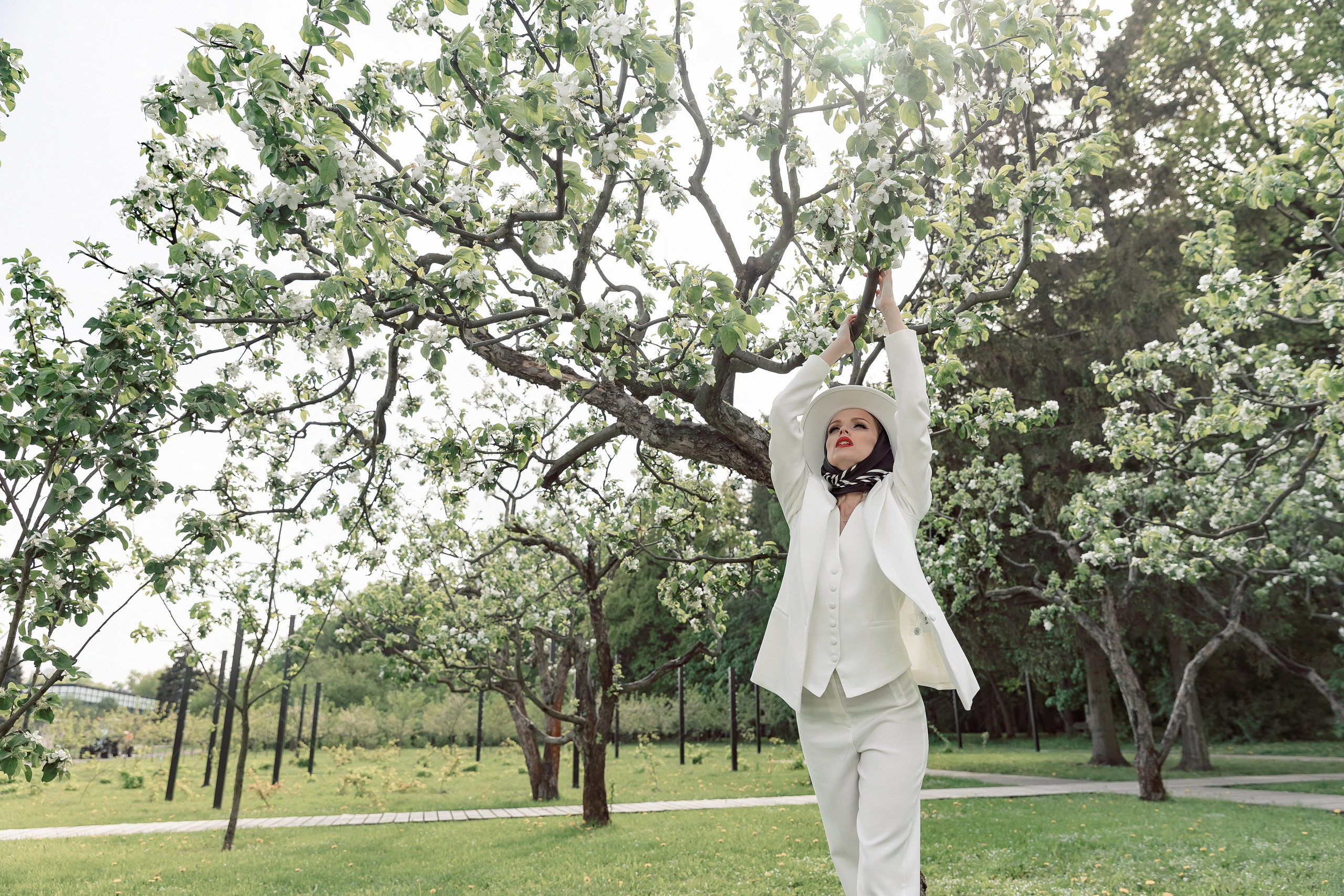 Портретная фотосессия Даши среди яблонь. Свадебный фотограф Москва
