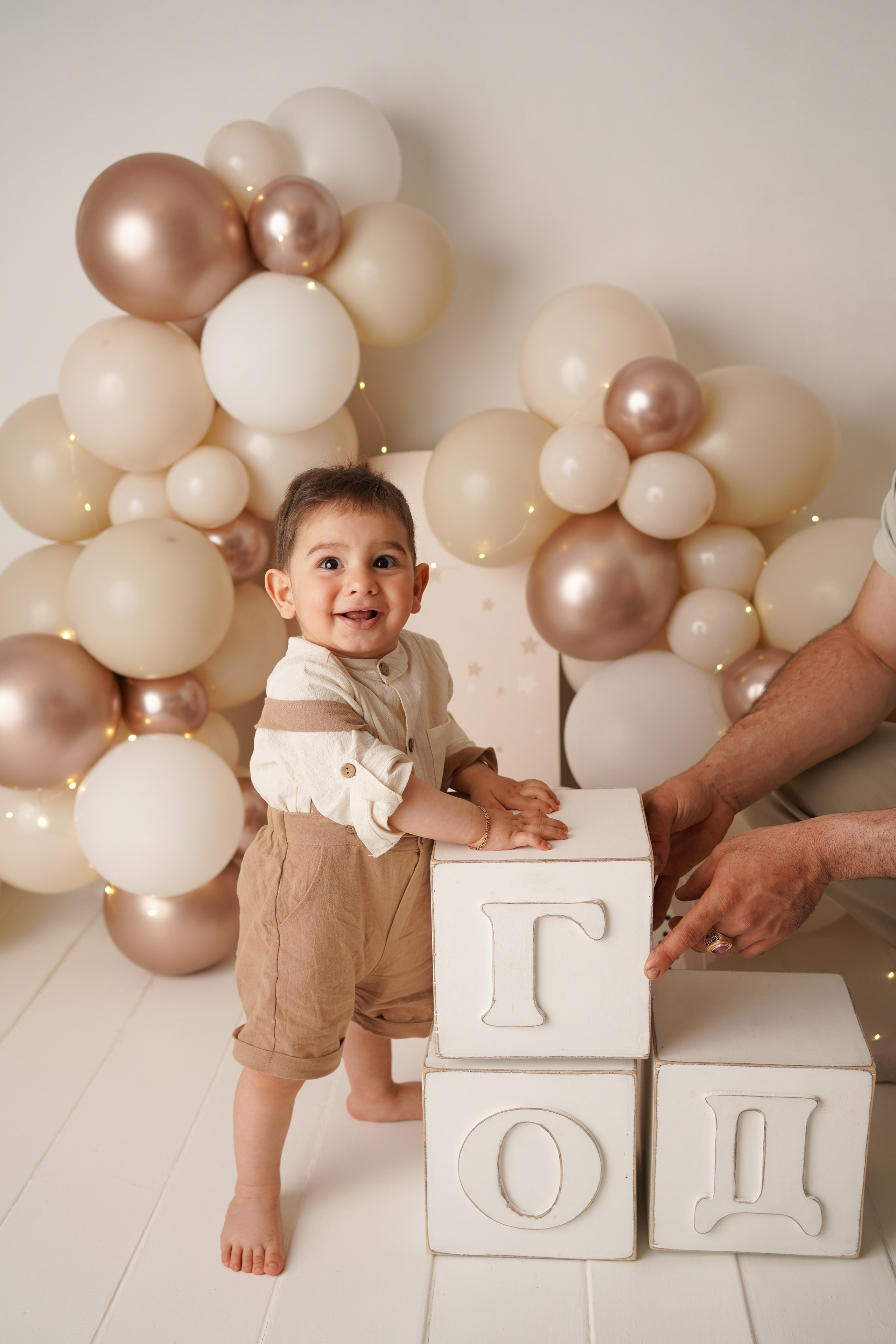 На фото мальчик на фотосессии Первый годик, рядом огромные кубики Год.