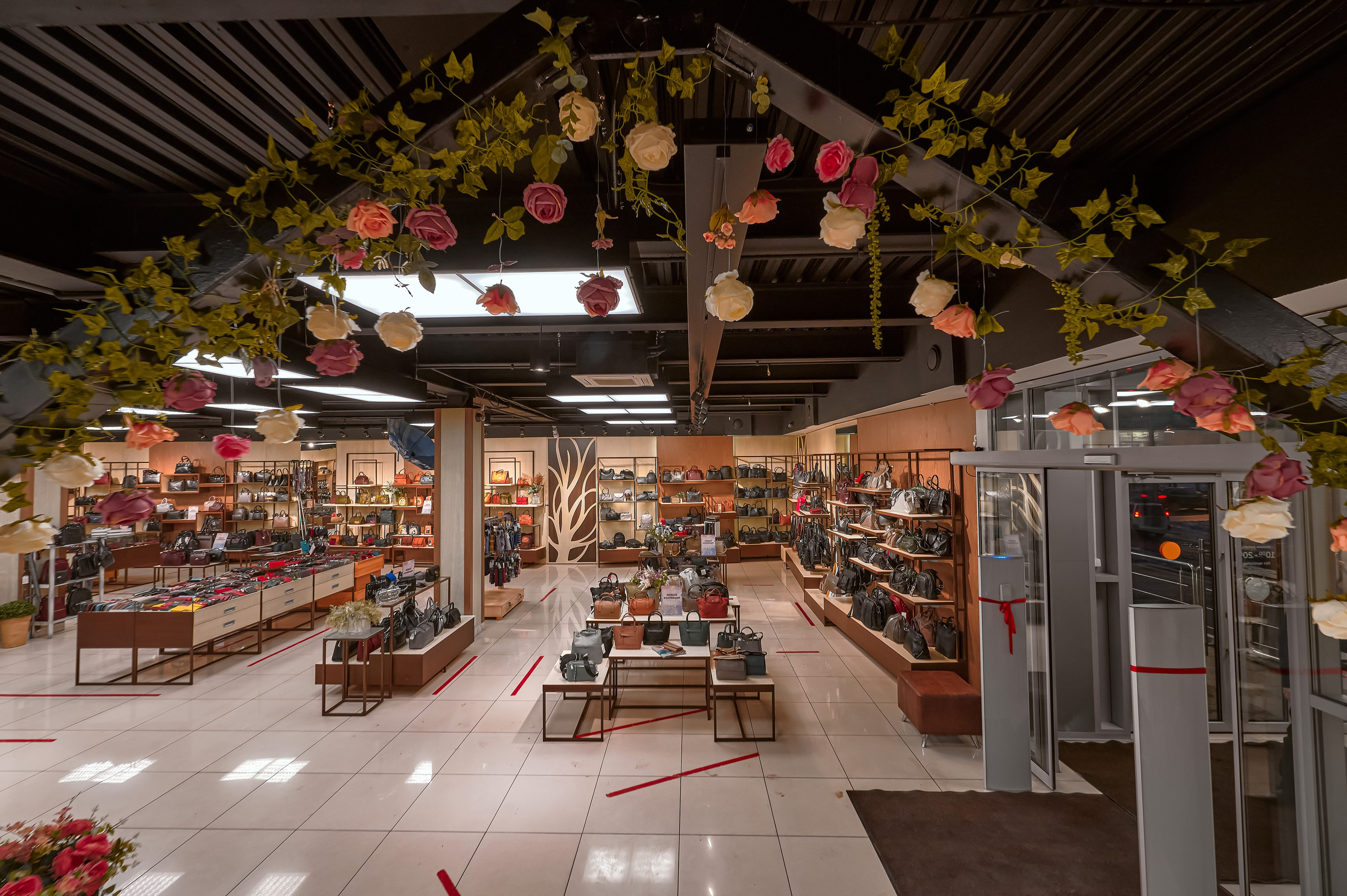 Портфолио по интерьерной и экстерьерной фотосъёмки: Мир сумок — Левый берег. Фотограф Яковлев Роман — Красноярск