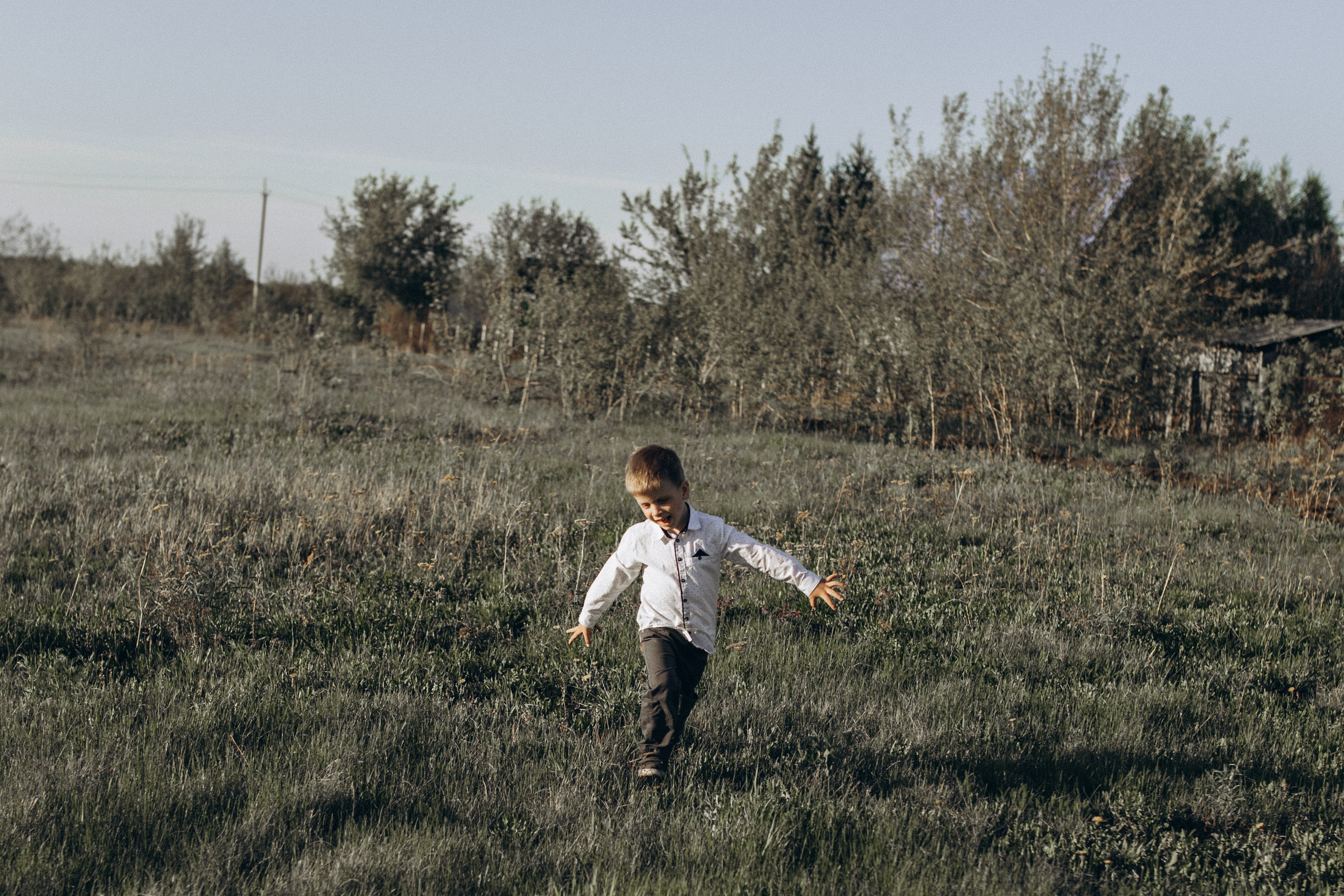 Саша, Миша, Вера и Вика летняя прогулочная съёмка. Семейный фотограф lifestyle в Новосибирске Елена Шпилевая