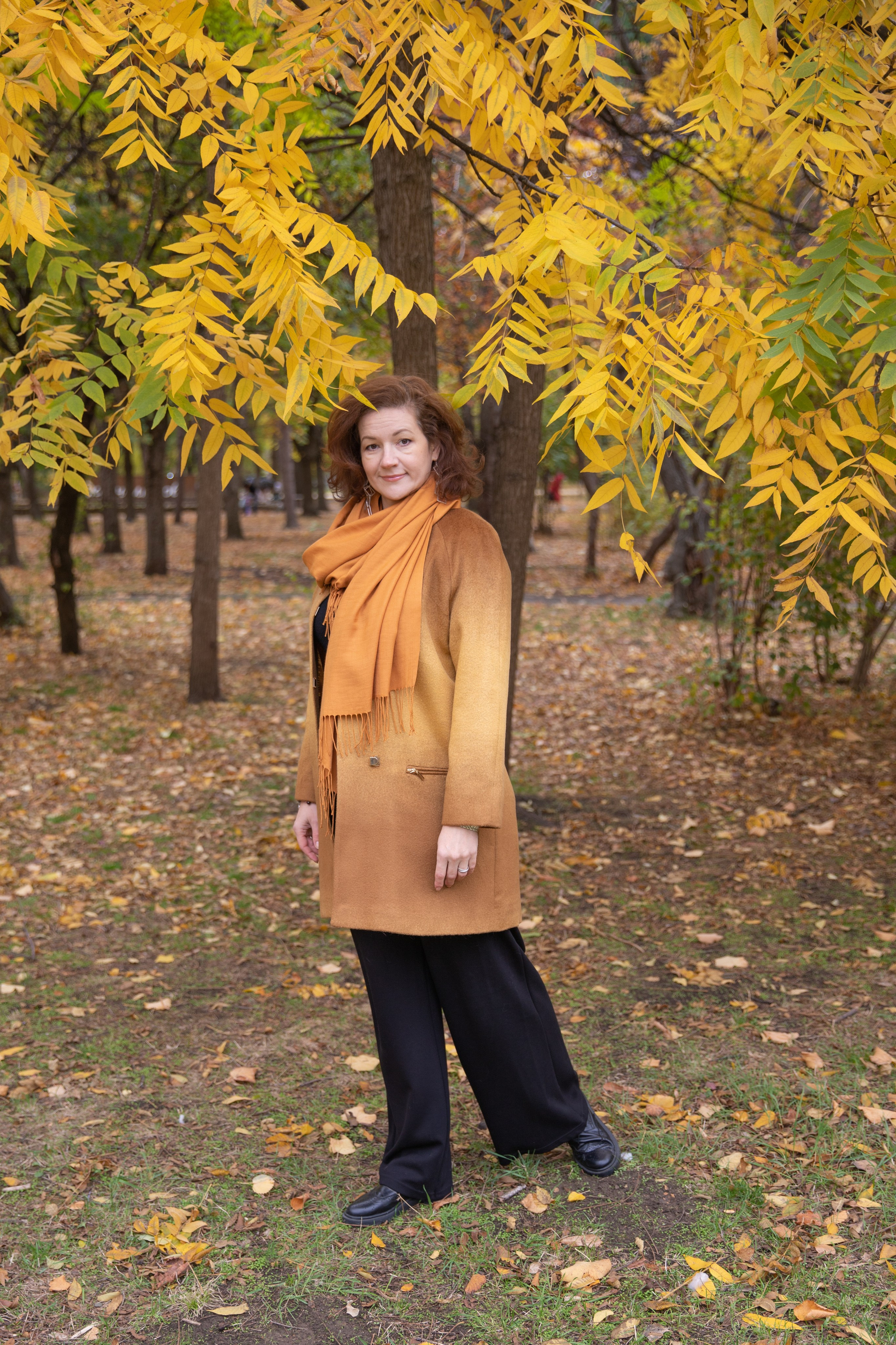 Прогулка в парке Чистяковская роща: улыбки и золотые листья на земле.