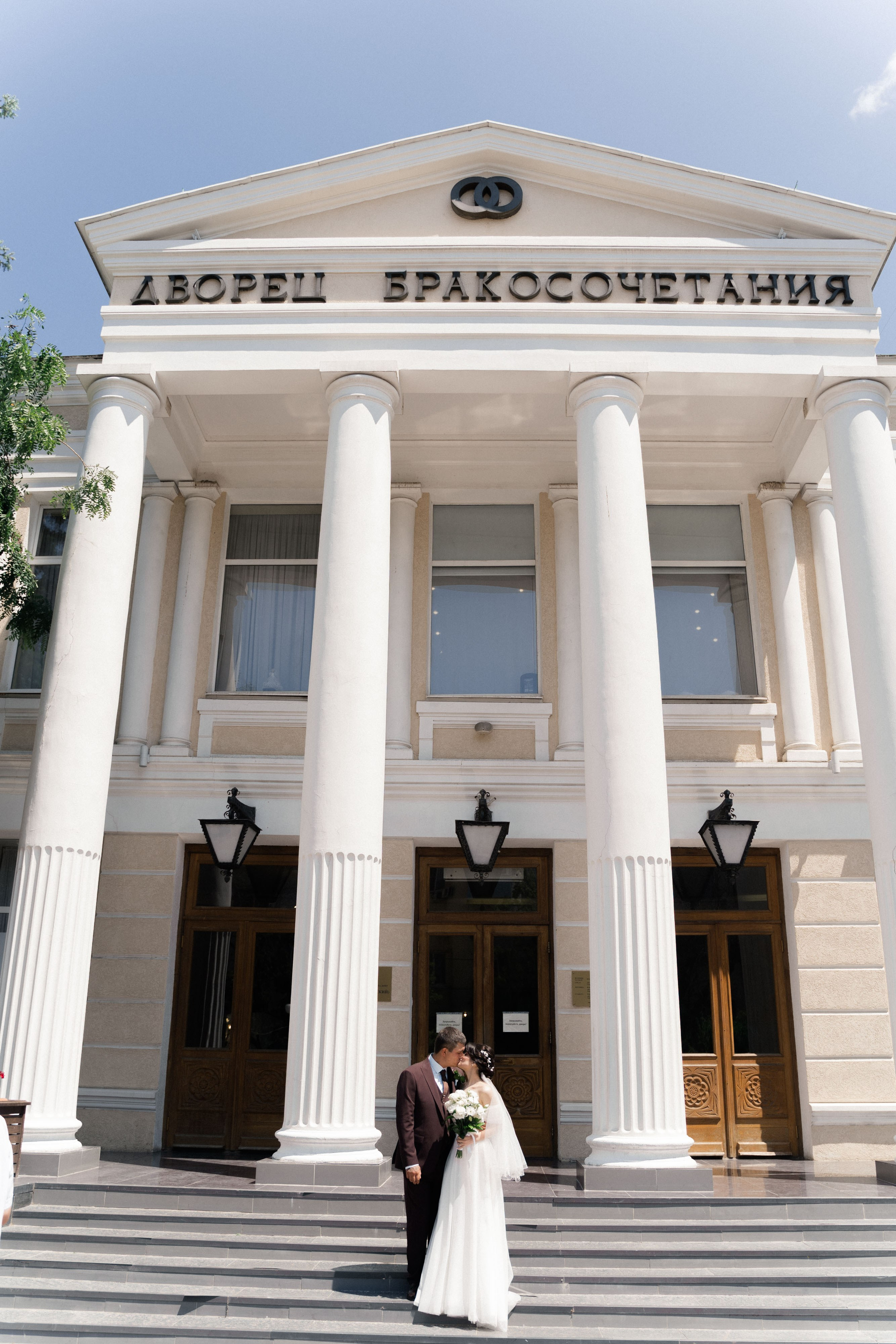 фотосессия перед зданием Кировского ЗАГСа Ростов на&nbsp;Дону