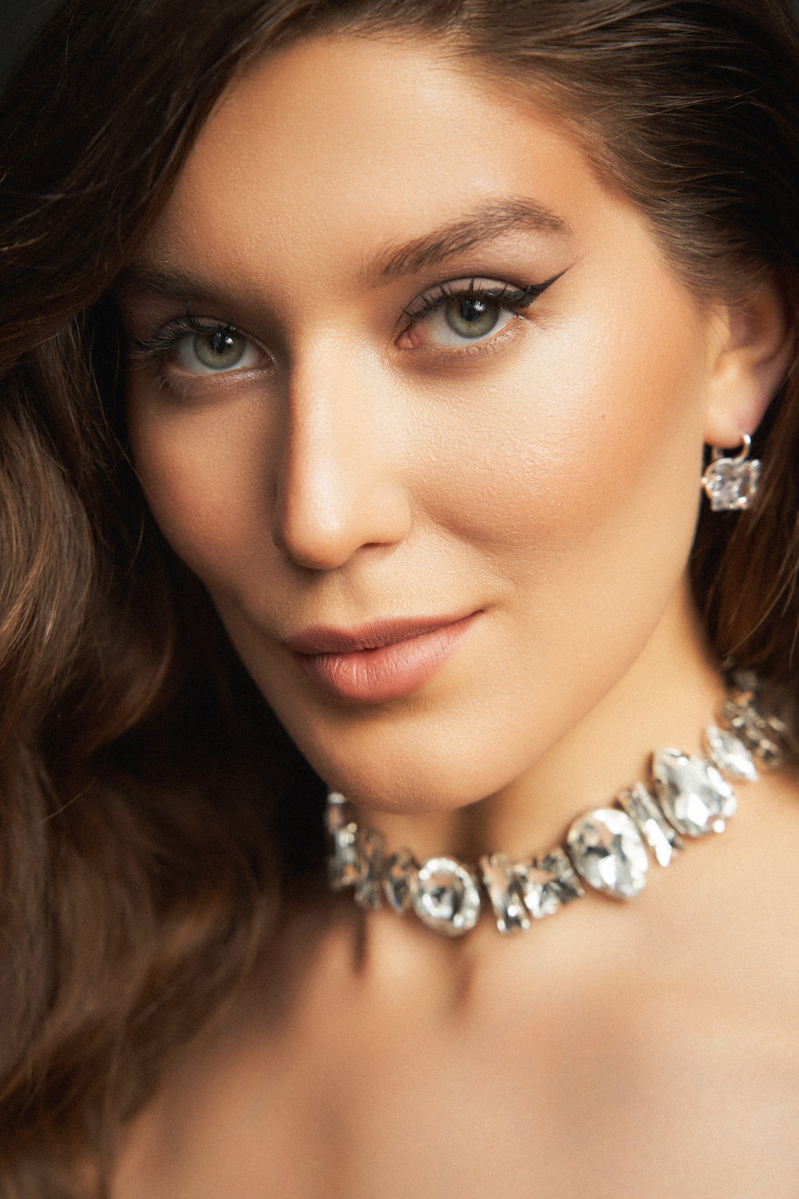 Бьют портрет с крупным колье и серьгами