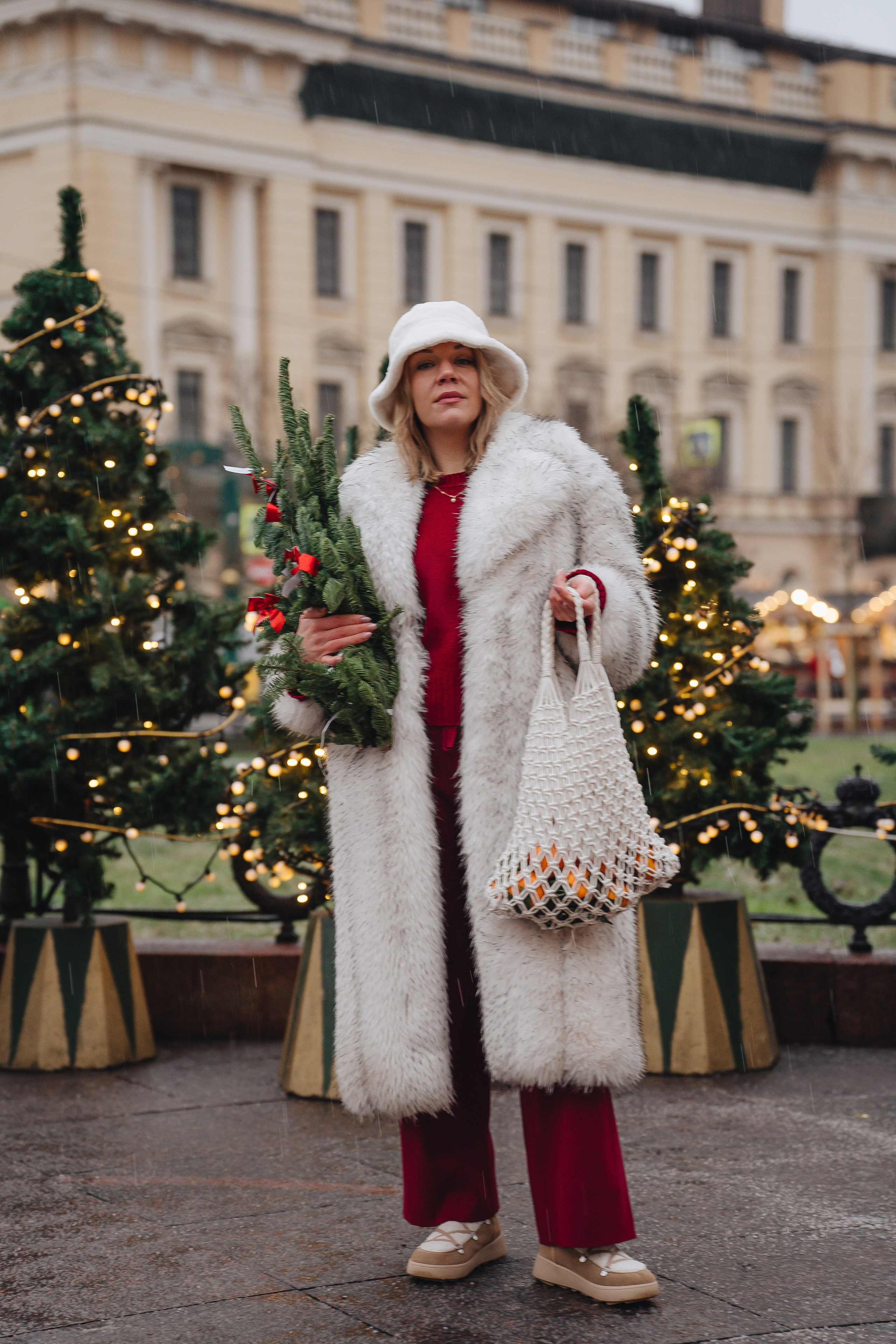 ПРОГУЛКА НА МАНЕЖНОЙ ПЛОЩАДИ ДЛЯ ДЕВУШКИ ПЕРЕД НОВЫМ ГОДОМ (НОВОГОДНЯЯ ФОТОСЕССИИЯ НА МАНЕЖНОЙ ПЛОЩАДИ). Профессиональный фотограф, Санкт-Петербург — Виктория Богомолова