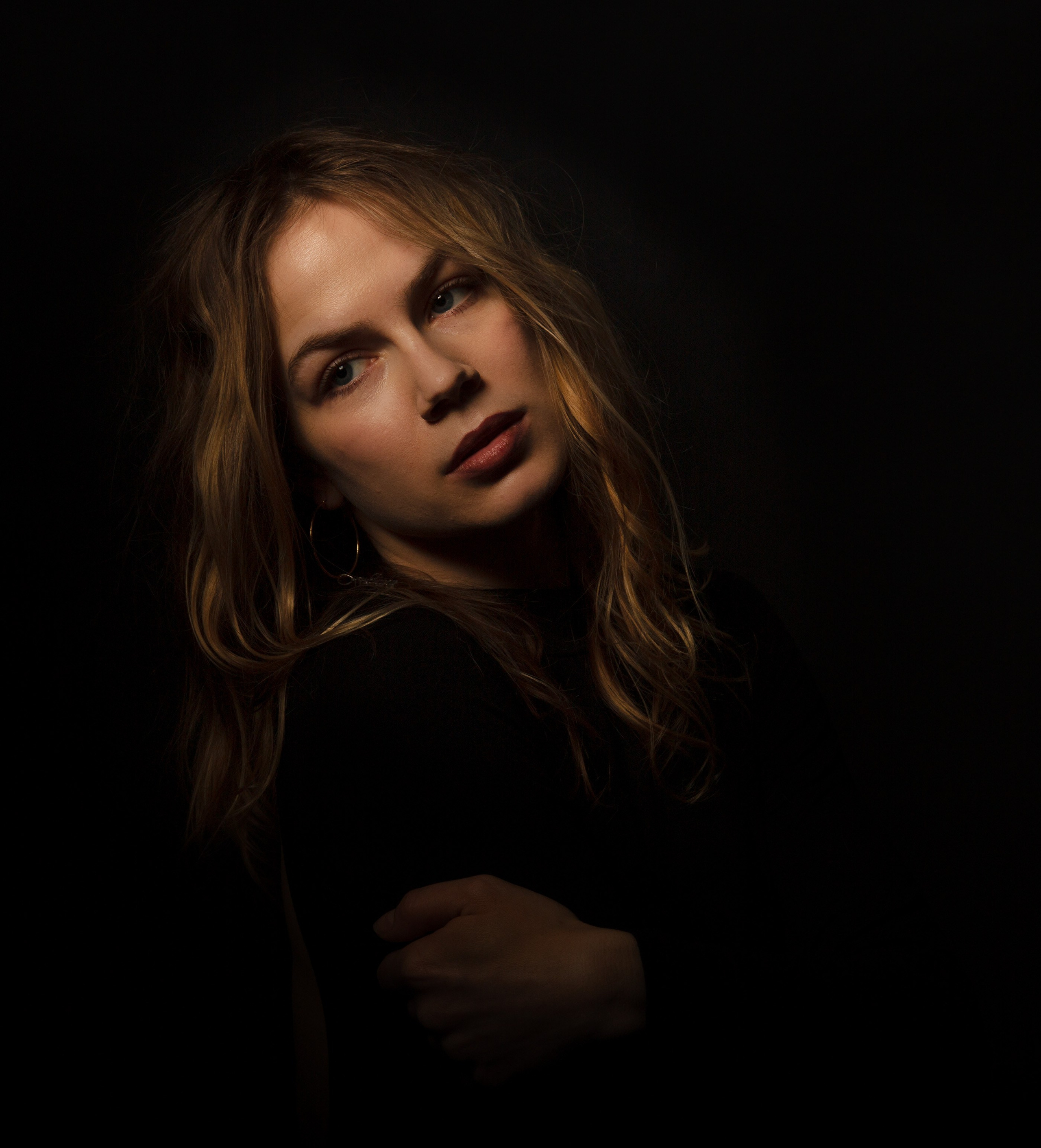 Фотосессия с жестким темным светом