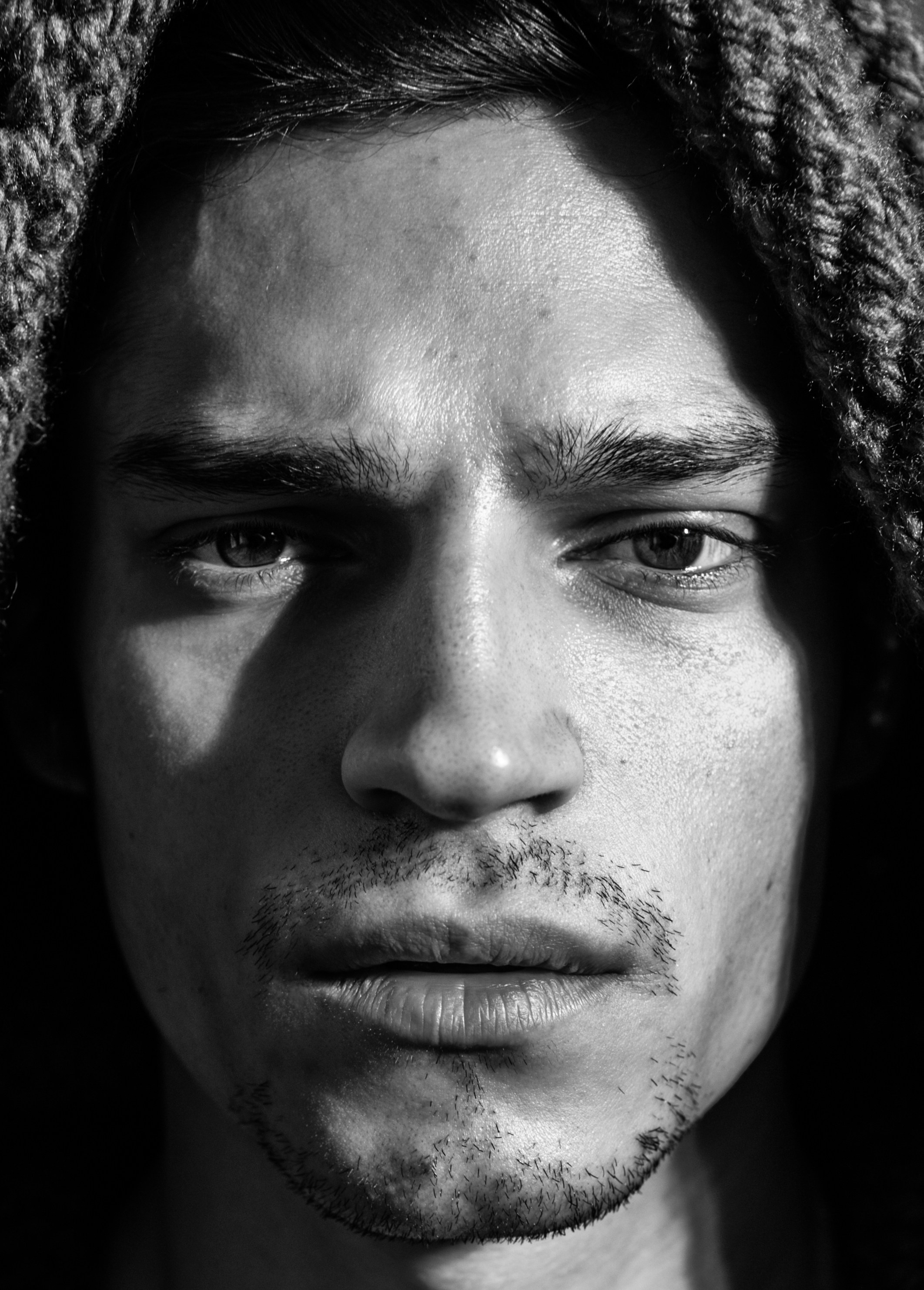 Черно-белый мужской портрет от Евгении Безрук, профессиональный фотограф. Актер Роман Васильев
