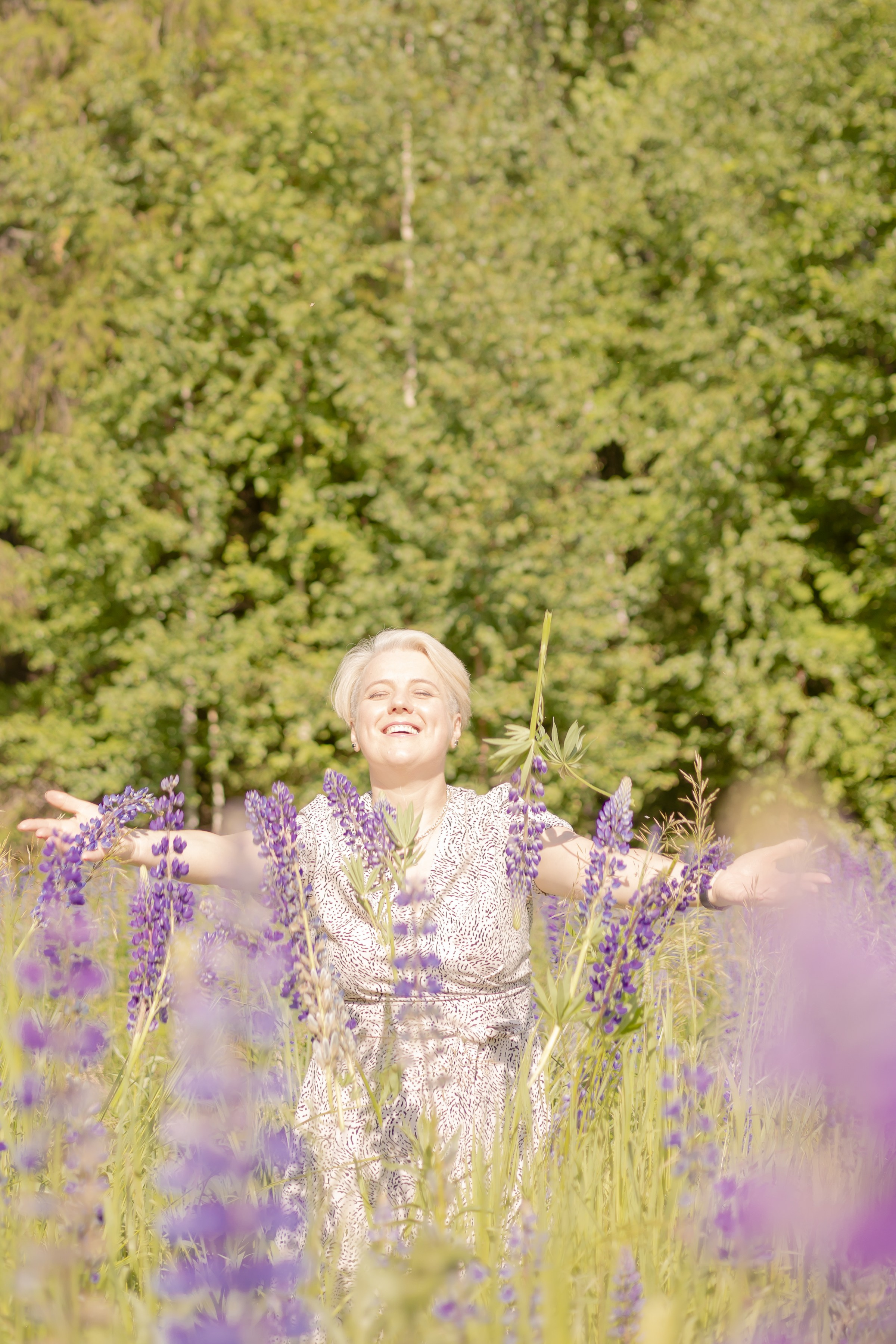 Фотосессия в поле с люпинами