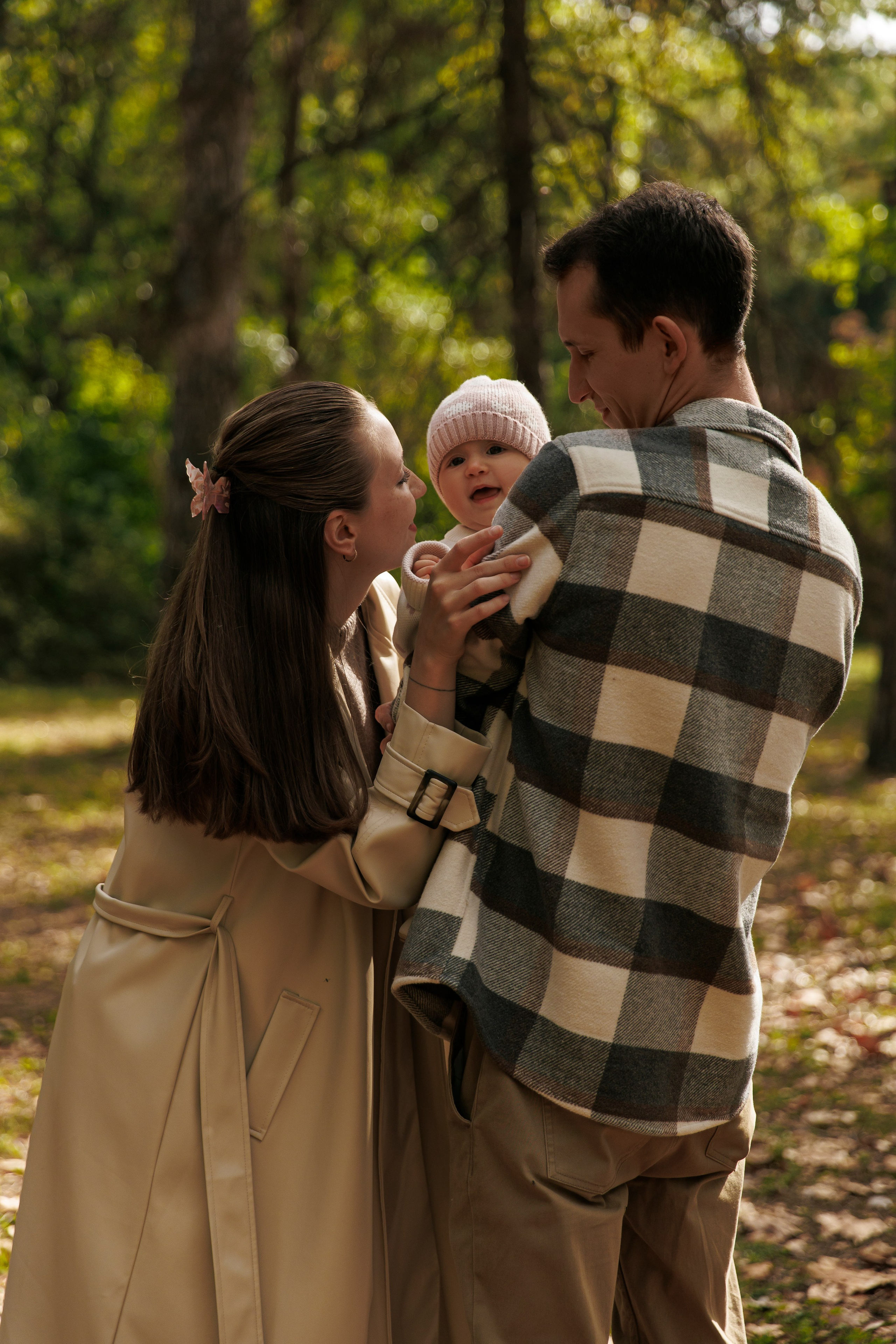 «Embracing Autumn: A Family Adventure Amidst Golden Leaves»