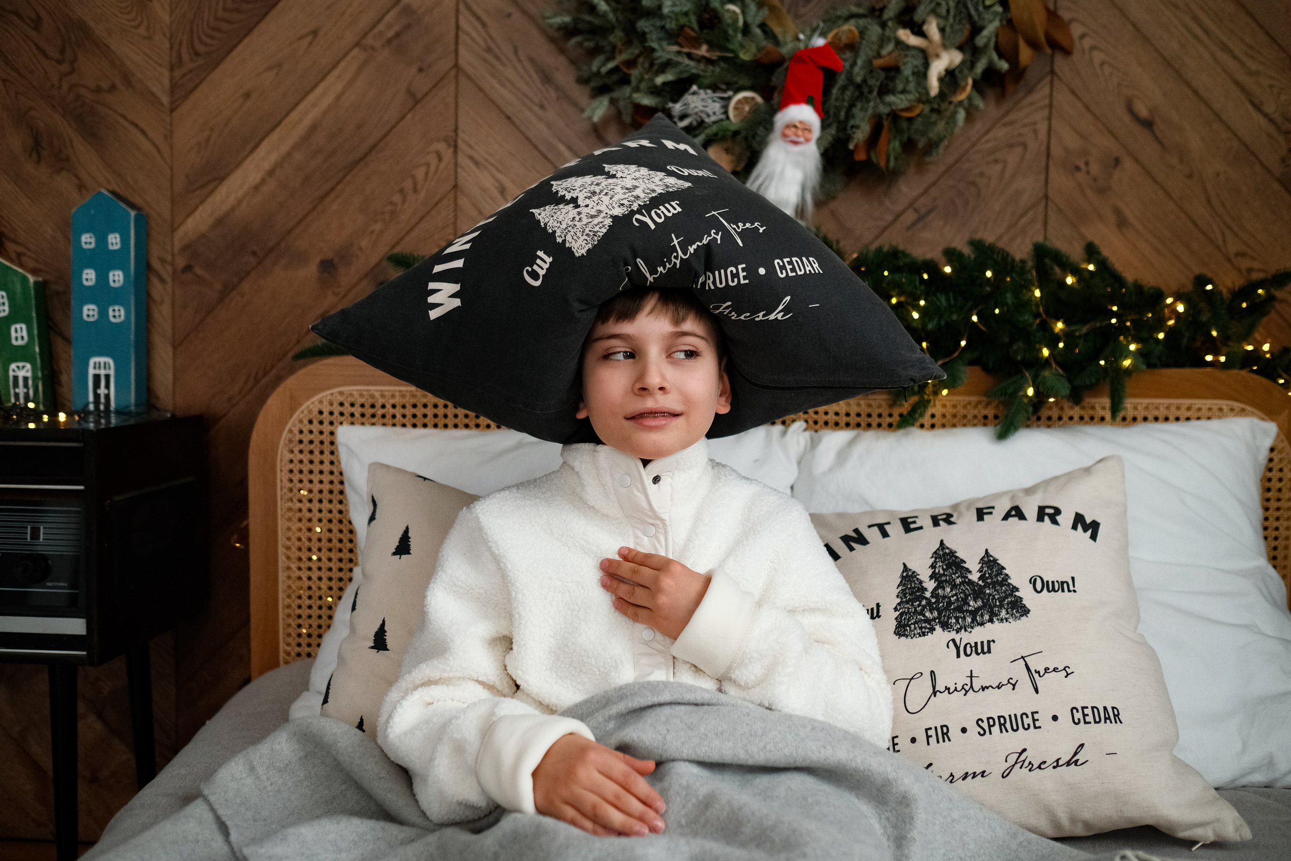 Шутливая фотография. Мальчик с подушкой как Наполеон.