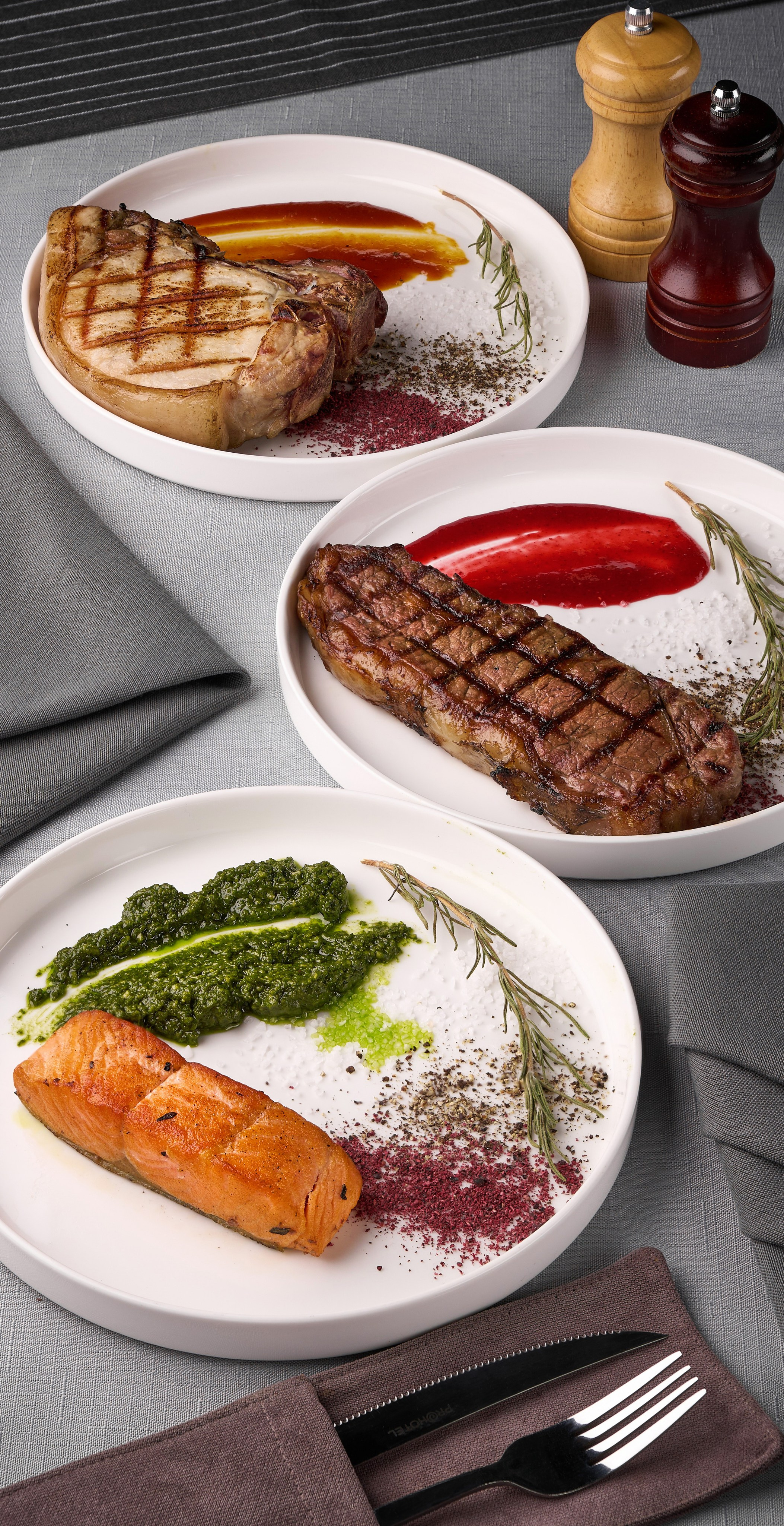 Фотосъёмка мясных блюд для меню ресторана, несколько позиций в одном кадре, съёмка под широкий формат разворота