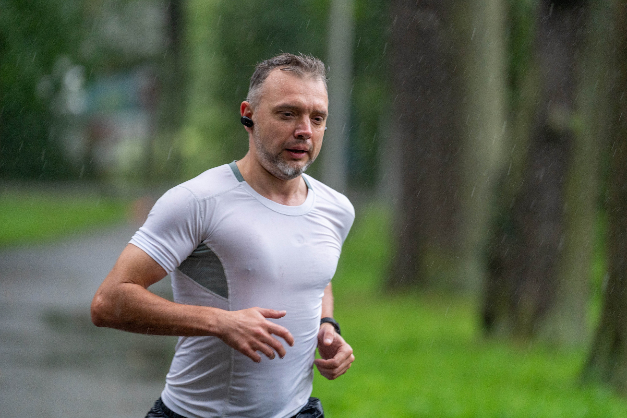 Бегун в дождь на Елагином острове, фото спортивного фотографа Санкт-Петербурга