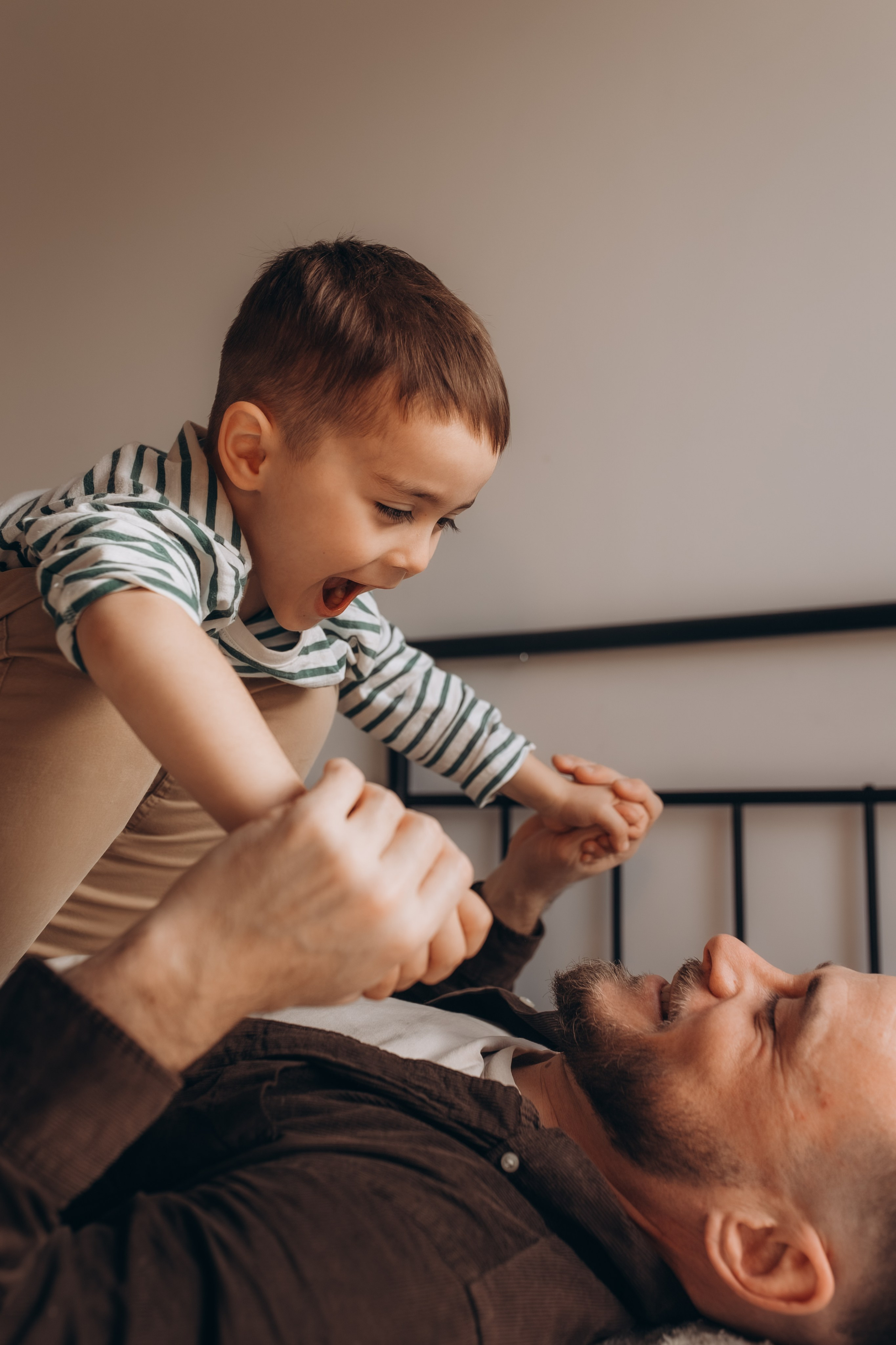 Séance famille à domicile. Photographe des familles et enfants à Nantes et alentours