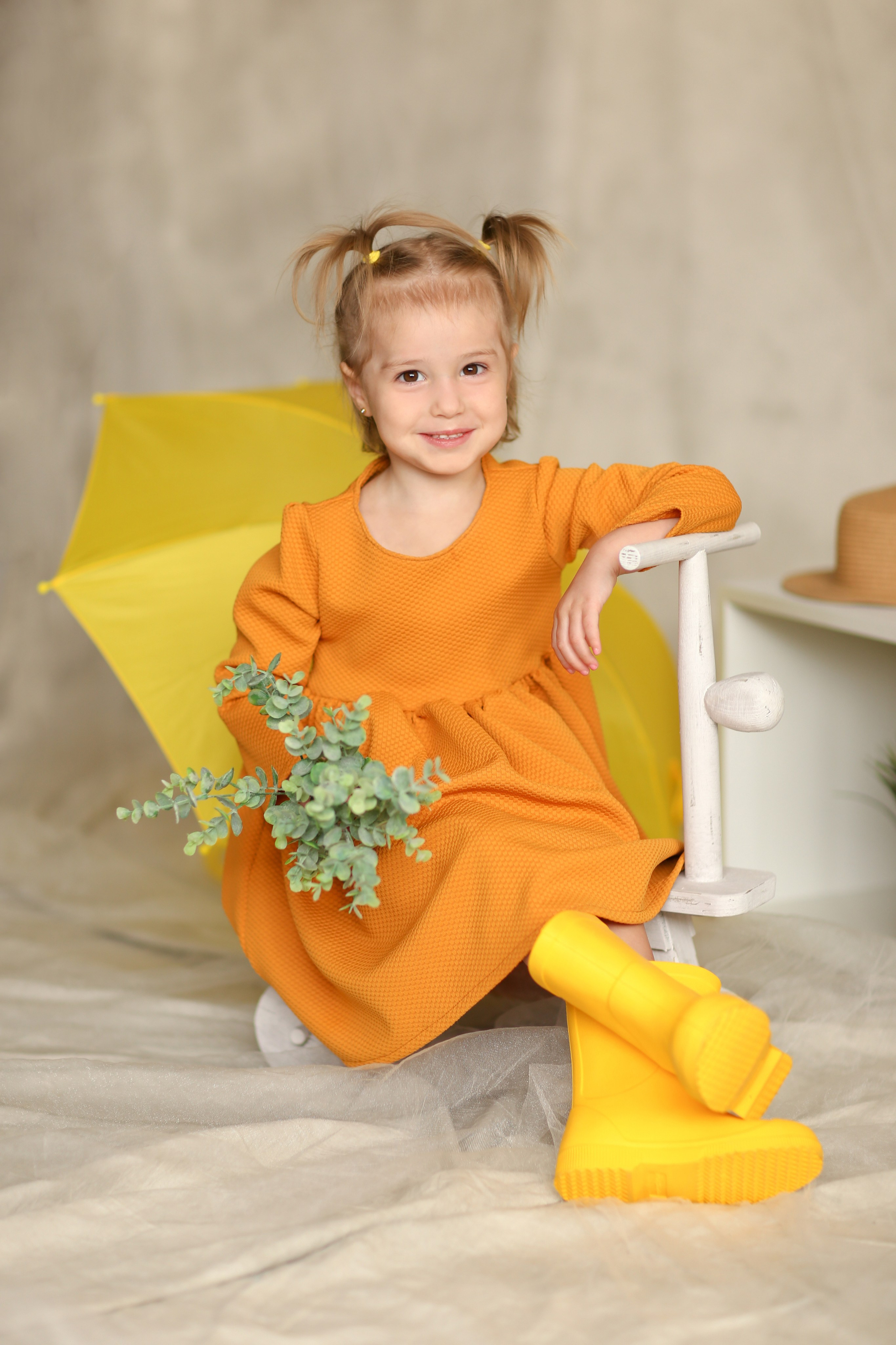 Общее фото в детском саду с выездным реквизитом в Тюмени. Выпускные альбомы в Тюмени для школ, садов, вузов спортивных секций