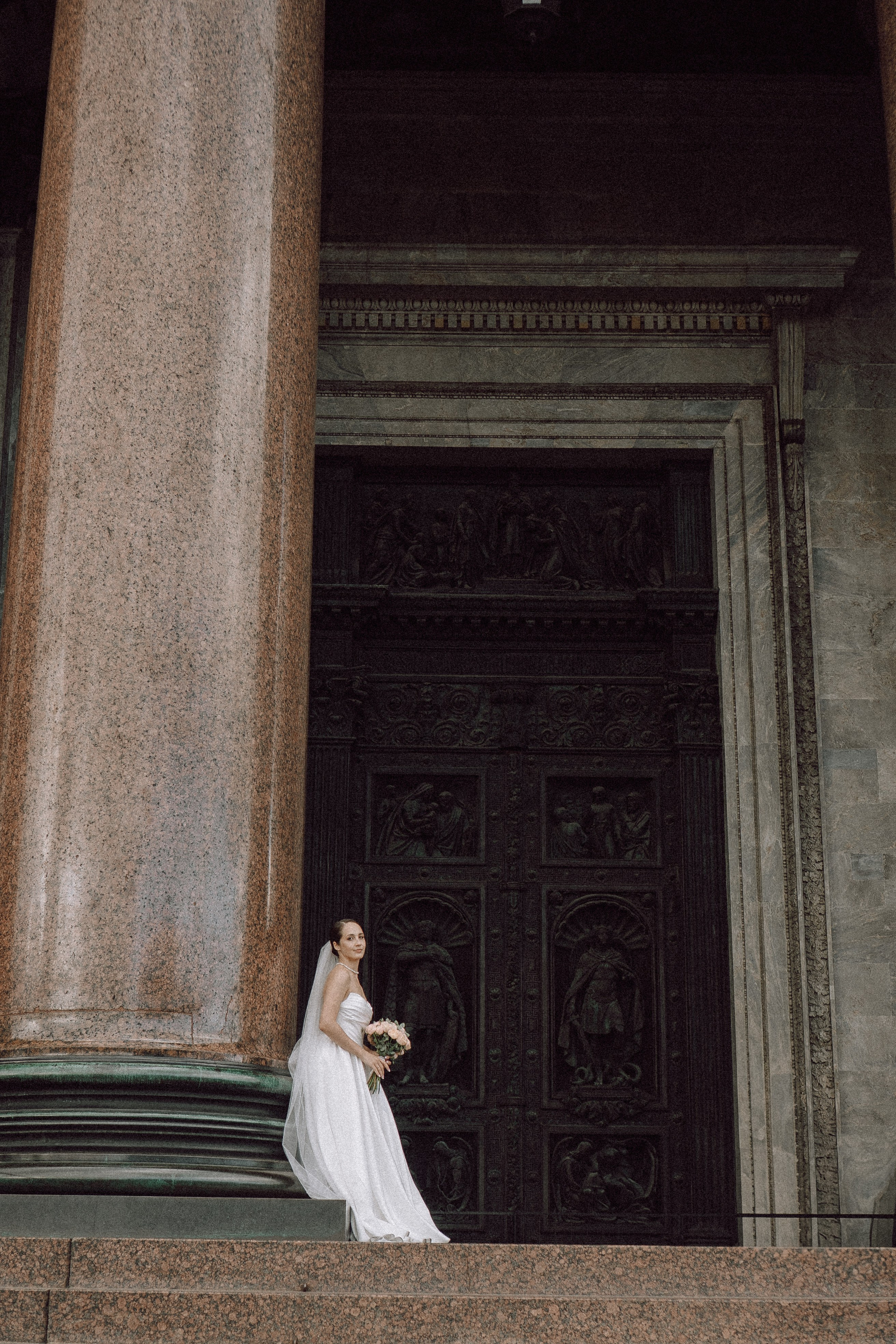 СВАДЕБНАЯ ПРОГУЛКА В САНТК-ПЕТЕРБУРГЕ (ИСАКИЕВСКИЙ СОБОР, ЗИМНЯЯ КАНАВКА, ЭРМИТАЖ И БОЛЬШАЯ МОРСКАЯ УЛИЦА). Профессиональный фотограф, Санкт-Петербург — Виктория Богомолова