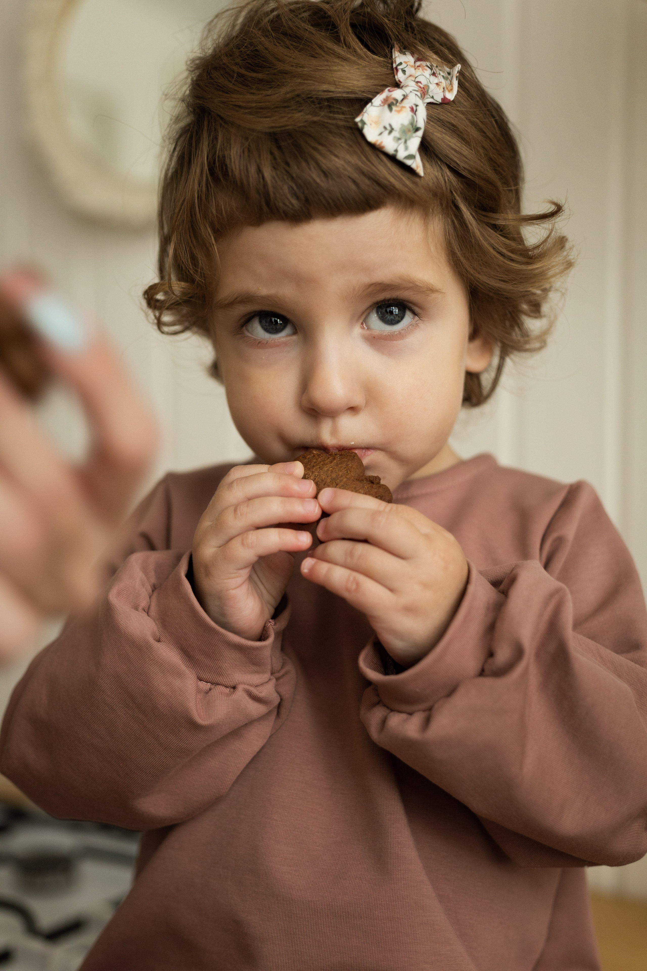 Аксинья и Нина готовят вместе печенье. Студийная фотосессия мамы и дочки в lifestyle стиле. Семейный и детский фотограф в Санкт-Петербурге Павлова Елена
