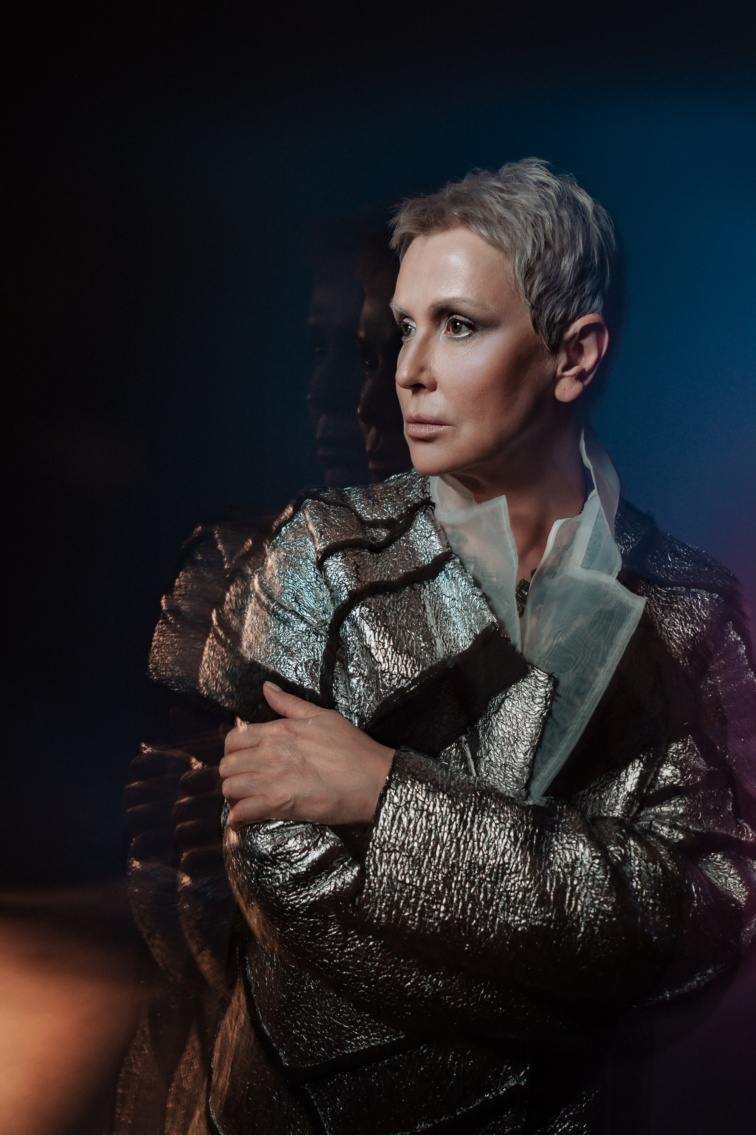 Фотосессия в Петербурге с женщиной в ярких красках, смешанный свет добавляет таинственности, олицетворяющая современную Снежную Королеву