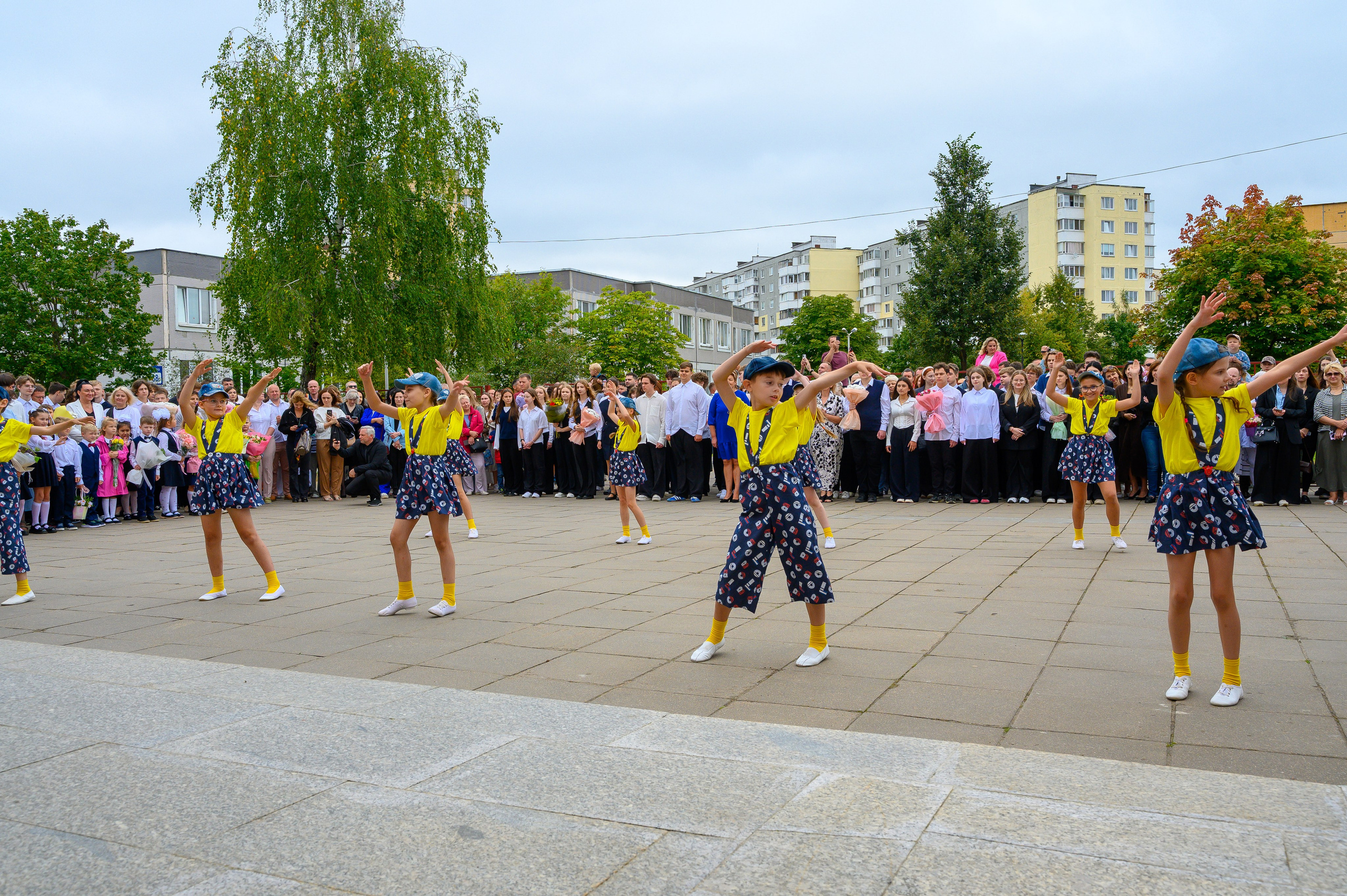 Вот звучит первый звонок, перед этим долгое приготовление к новому этапу в жизни, Яромир идет в школу. Фотоуслуги, услуги фотографа, фотографирование важных событий