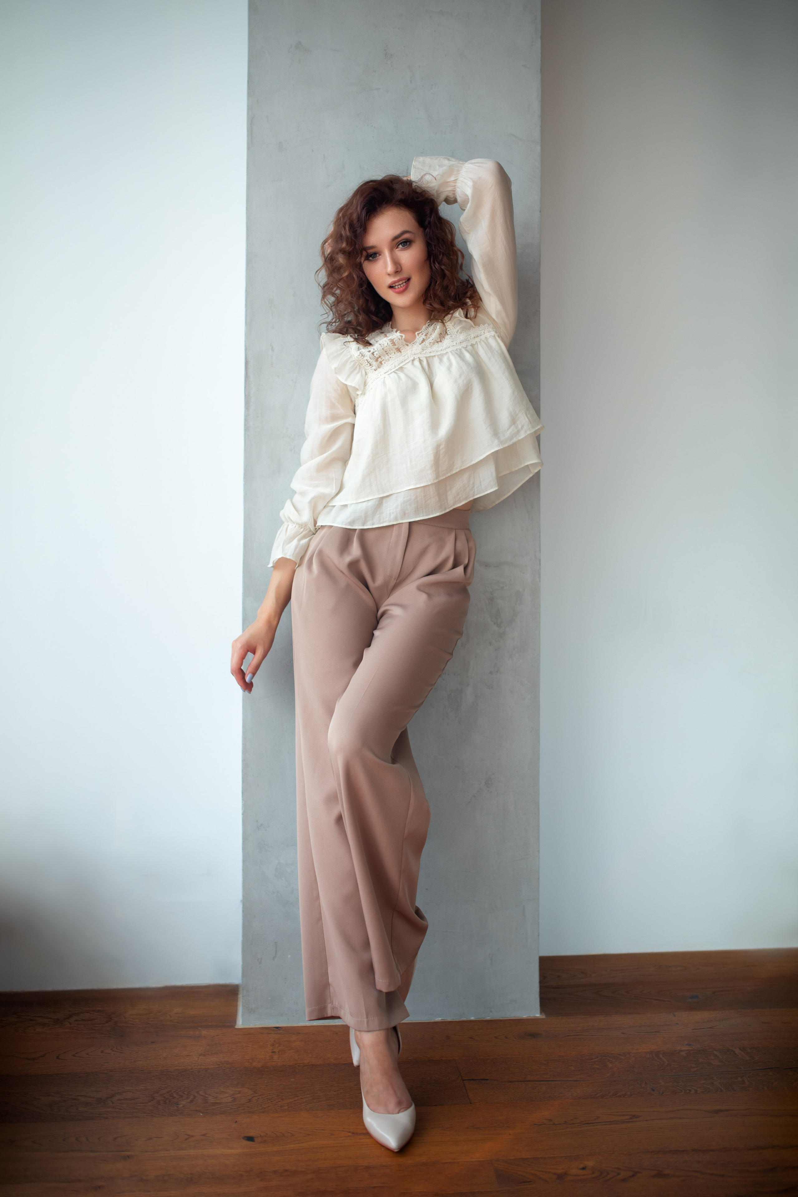 Фотосет с Анастасией в студии с минимальным интерьером в формате для «себя»