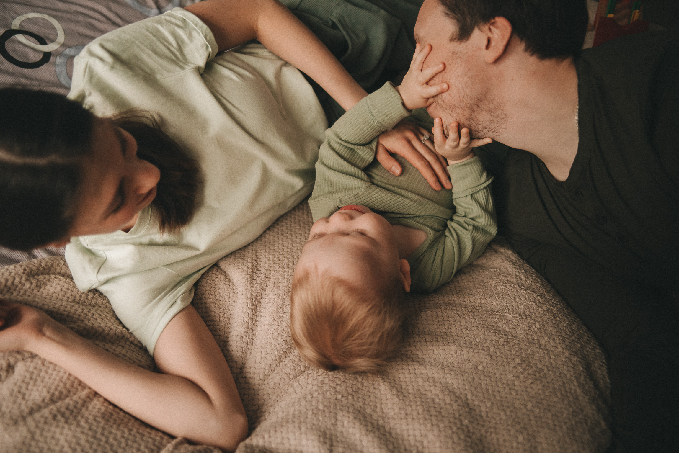 Матвей и семья. Фотограф новорожденных в стиле lifestyle в Воронеже Юлия Ключникова