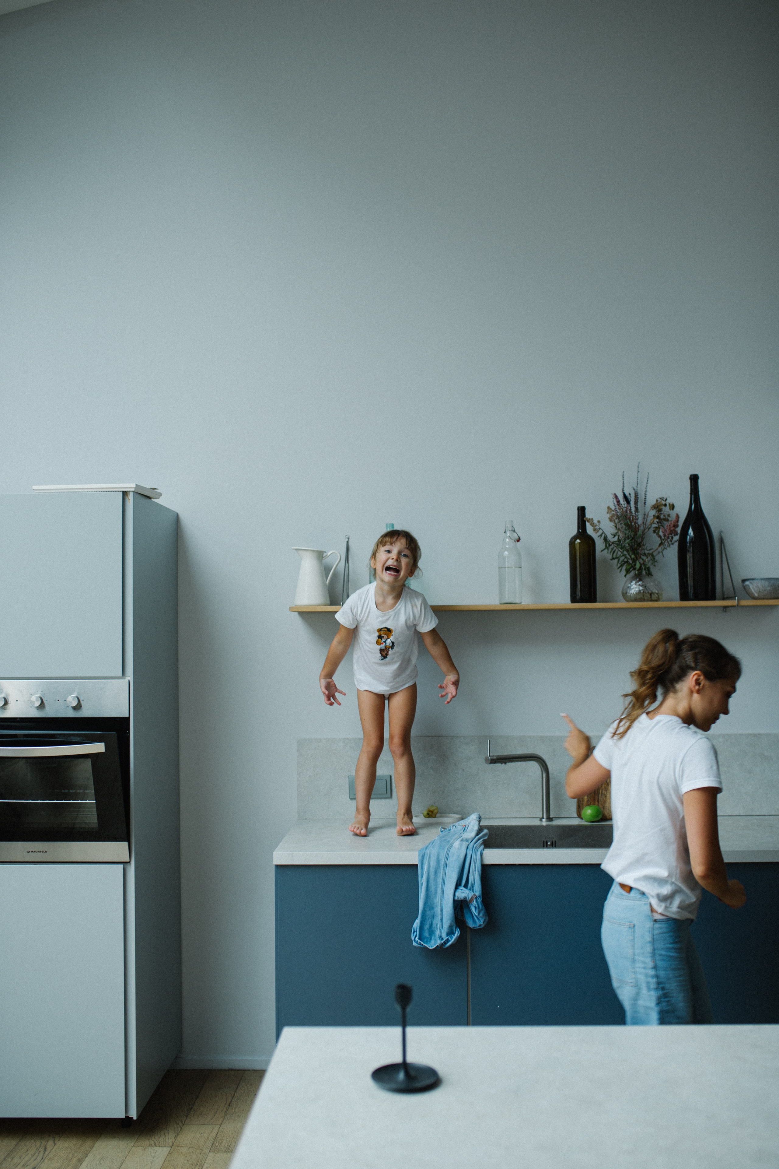 Купание с танцами на столе. Фотограф Оля Батист