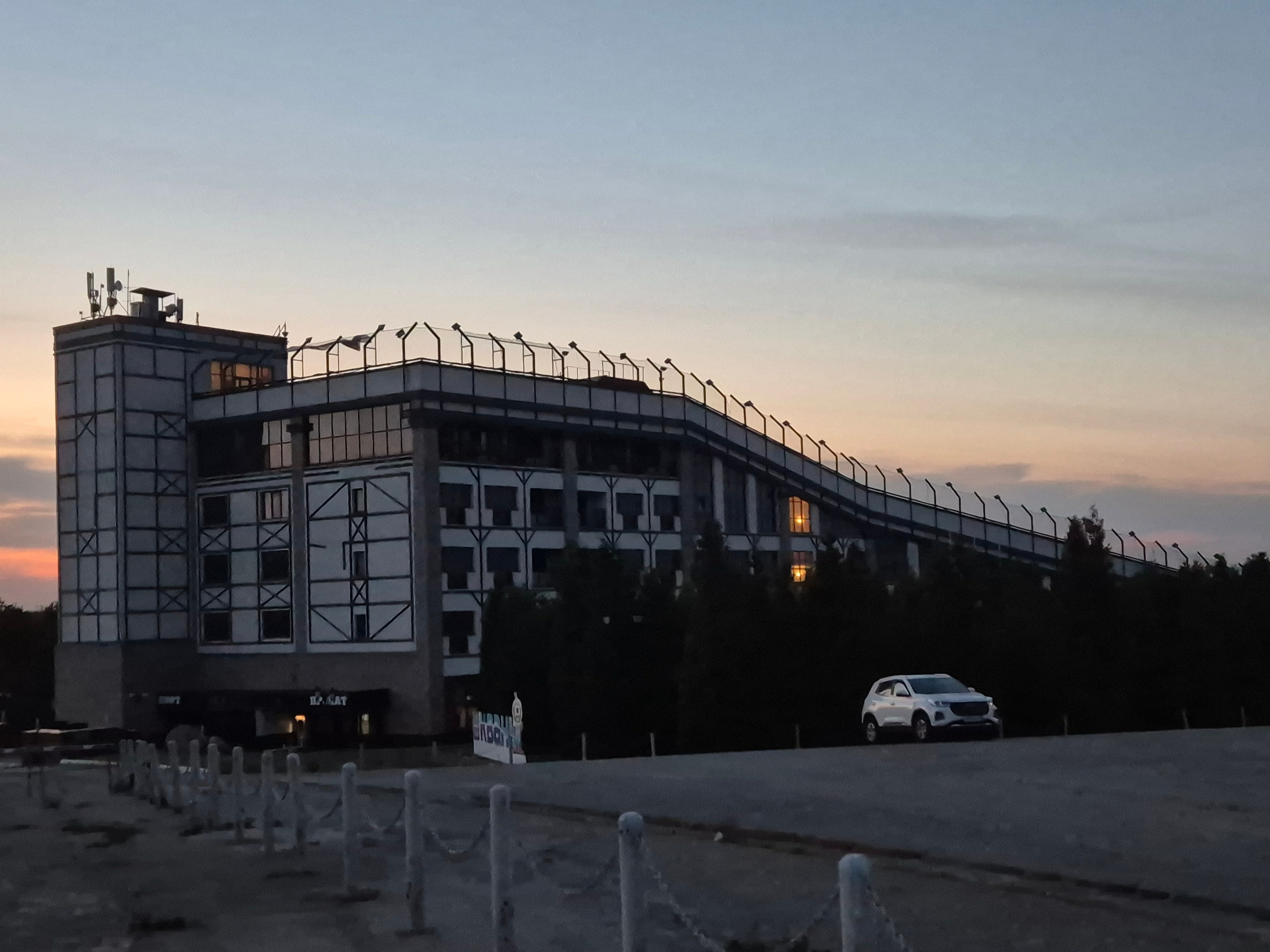 Слышал давно, хотел попасть - отель с горнолыжным курортом на крыше. Но отель закрыт на реконструкцию