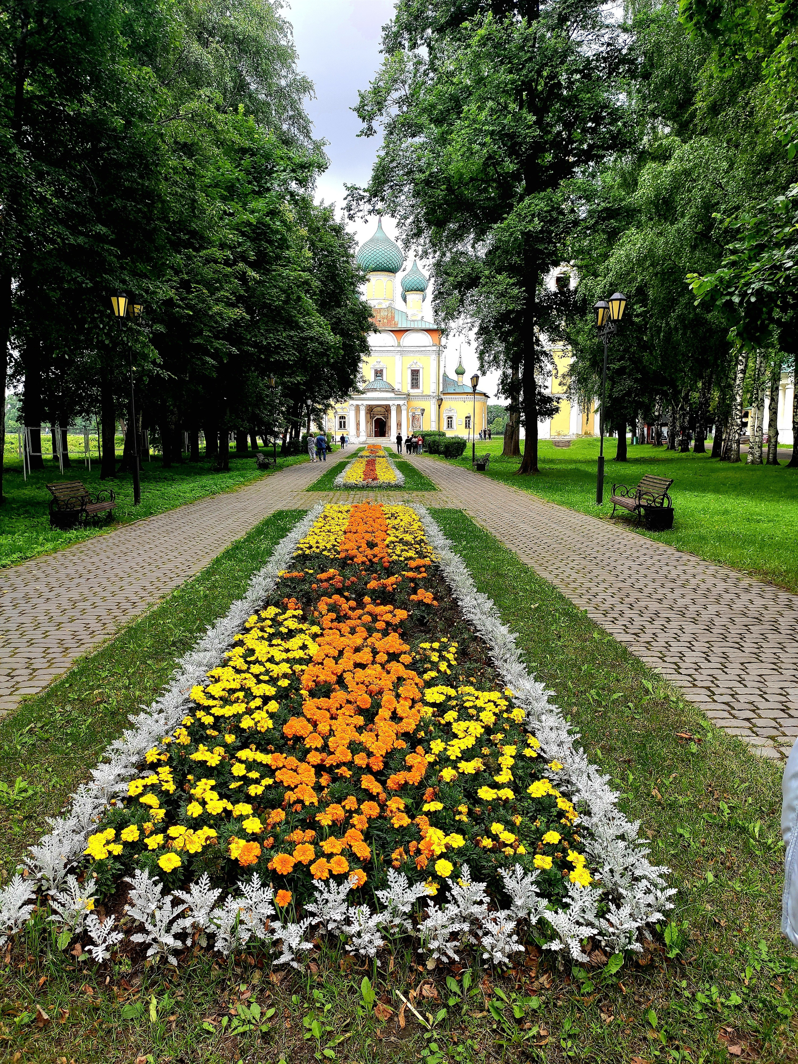 Кремль в Угличе не имеет стен в настоящее время. Последний раз их восстанавливали в 1620 г, после чего через 100 лет разобрали окончательно