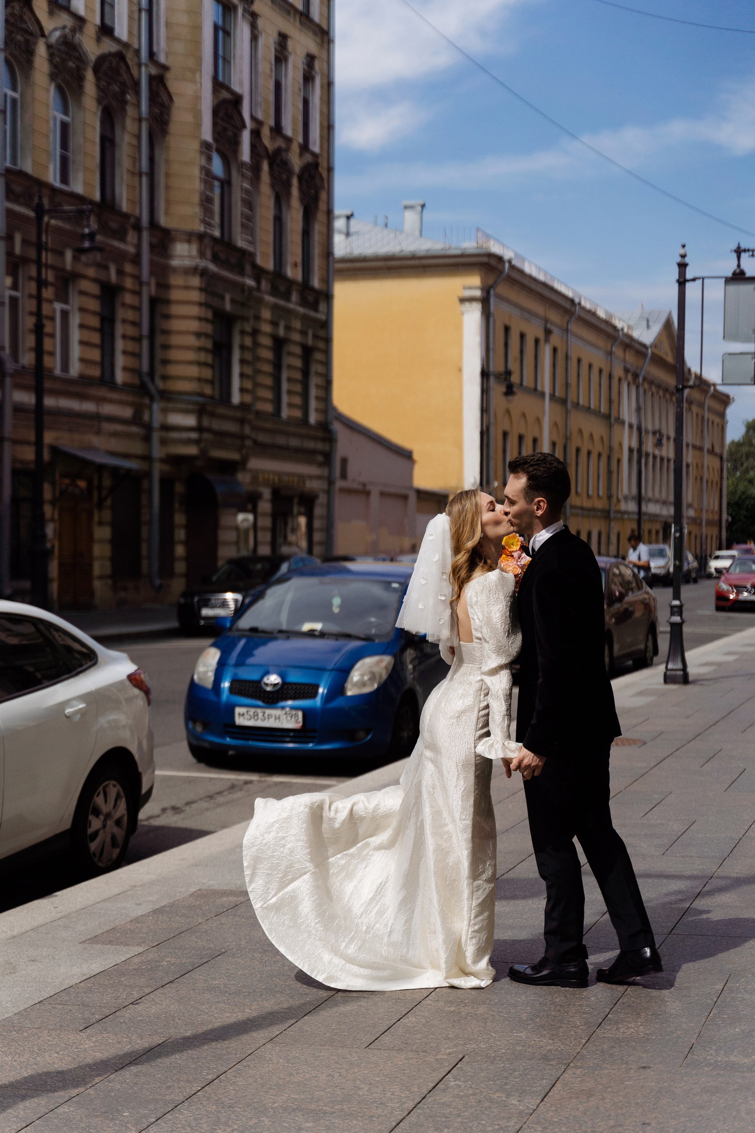 Камерная свадьба на фонтанке в сезонах. Свадебный фотограф организатор в Санкт-Петербурге Ассоль Опарина