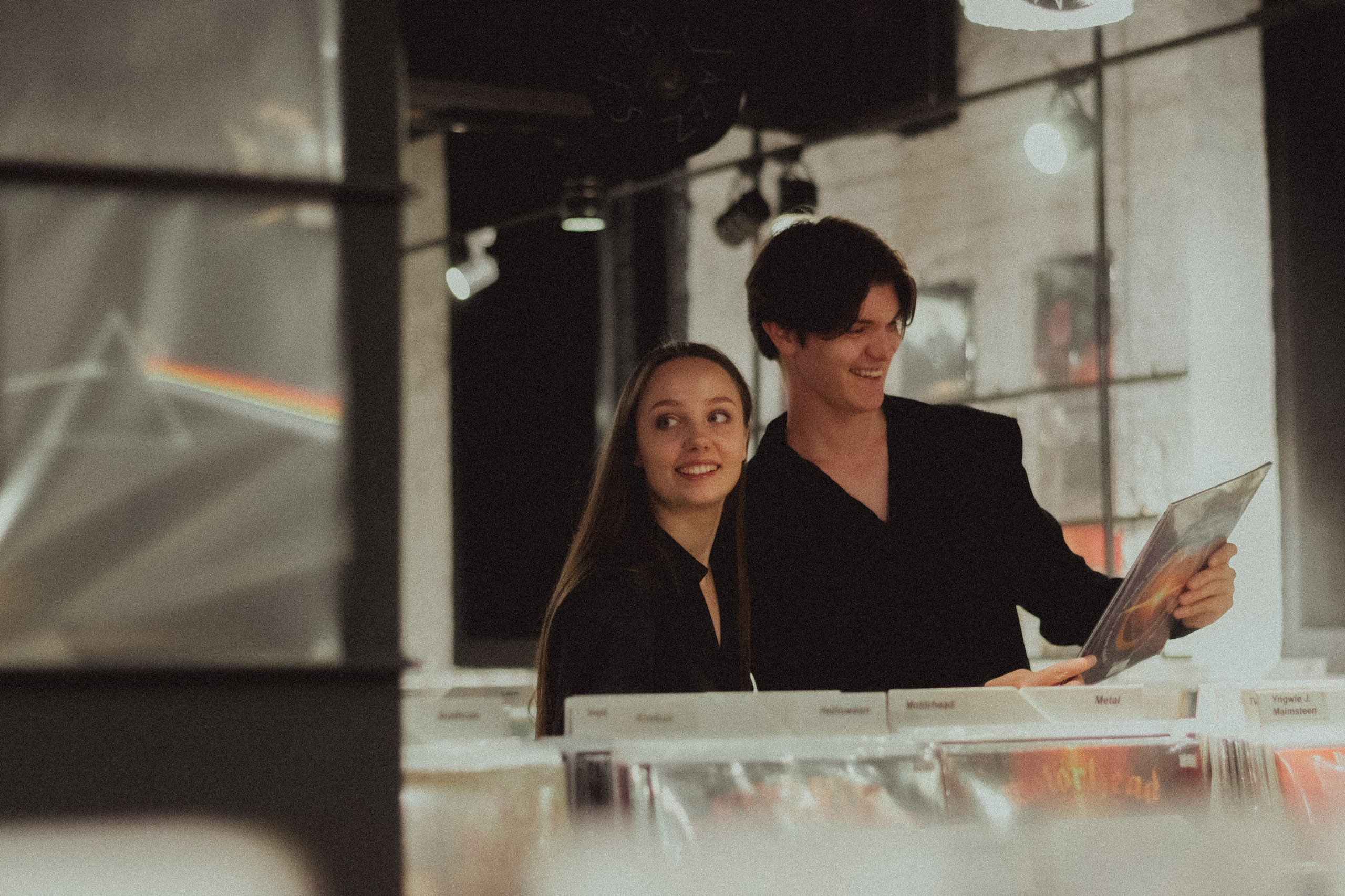 Парная ретро фотосессия в магазине с виниловыми пластинками