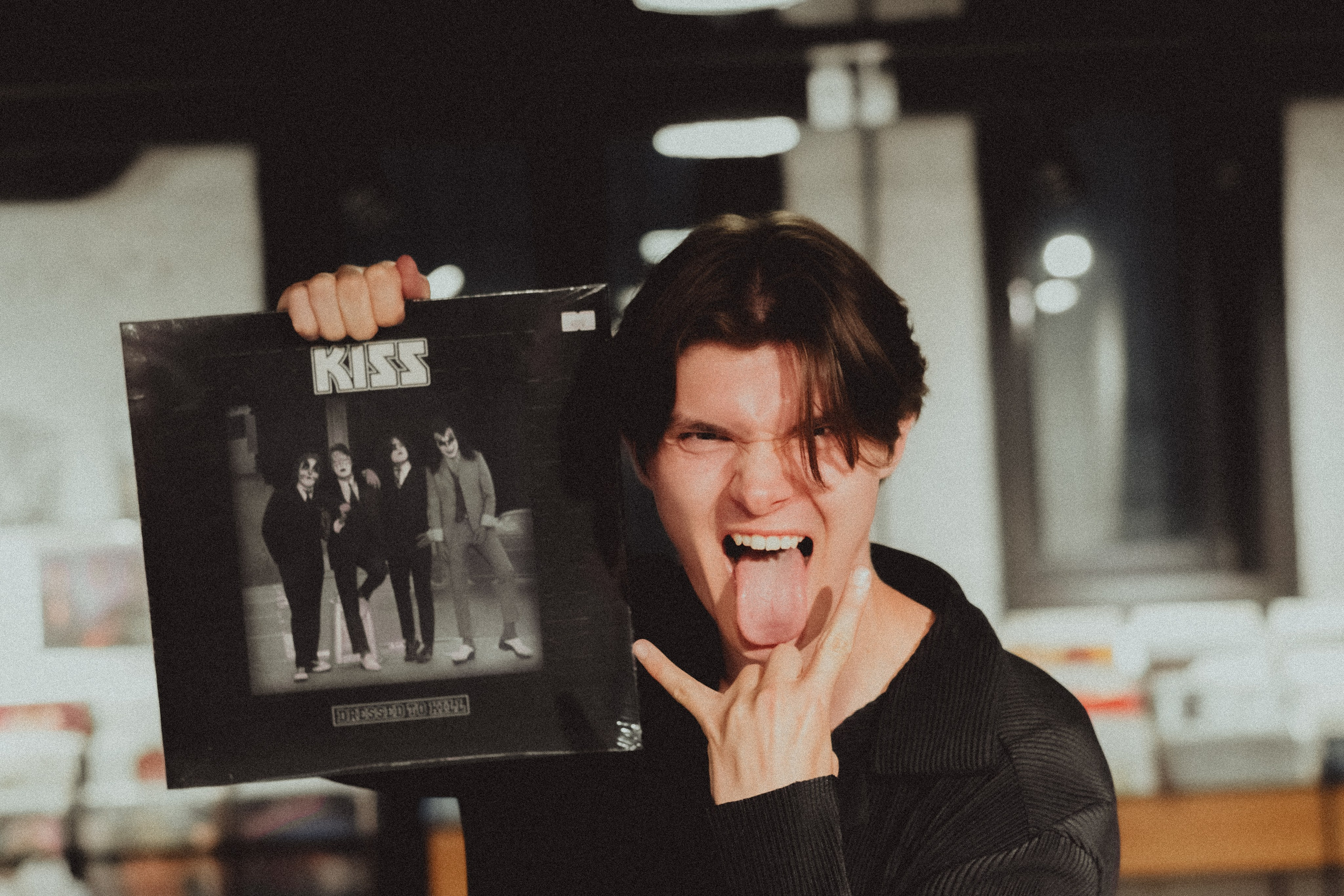 Парная ретро фотосессия в магазине с виниловыми пластинками