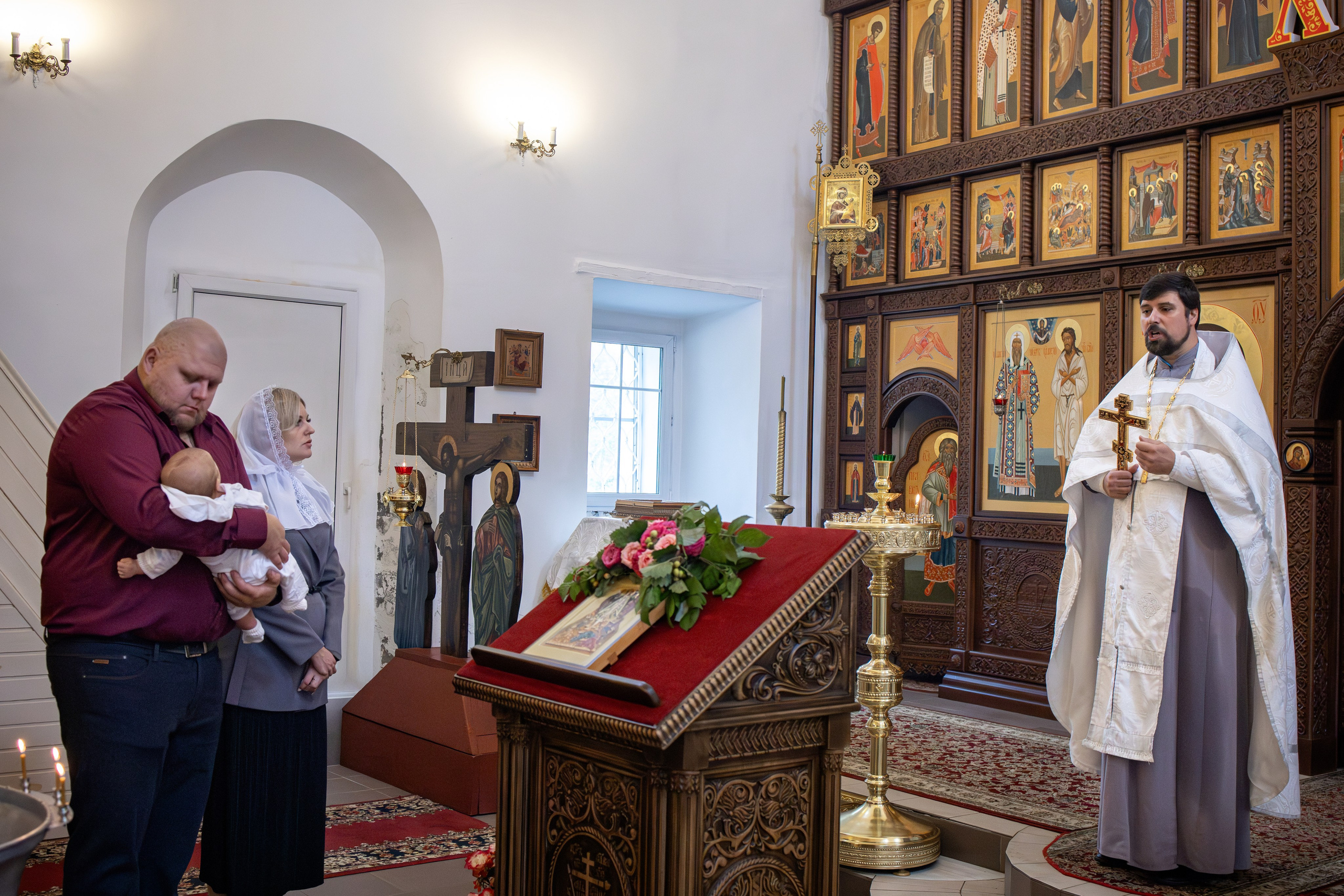 Таинство Крещения малыша в храме Воскресения Христова, с. Трубино (Калужская обл.). Надежда Стар семейный и церковный фотограф в Жукове и Калужской области