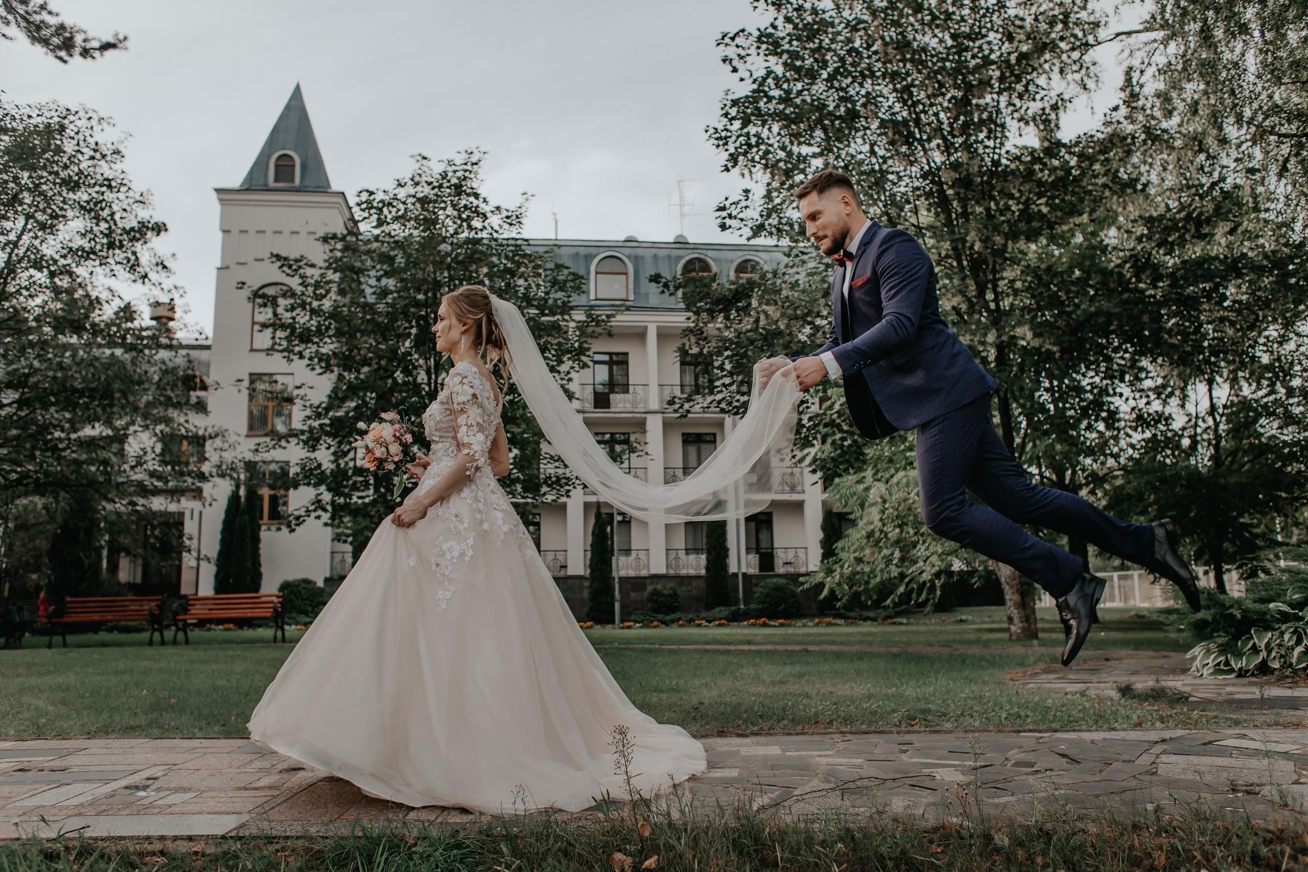 Фотосъёмка свадьбы за городом на берегу озера. Свадебный фотограф в Витебске Дмитрий Кувшинов
